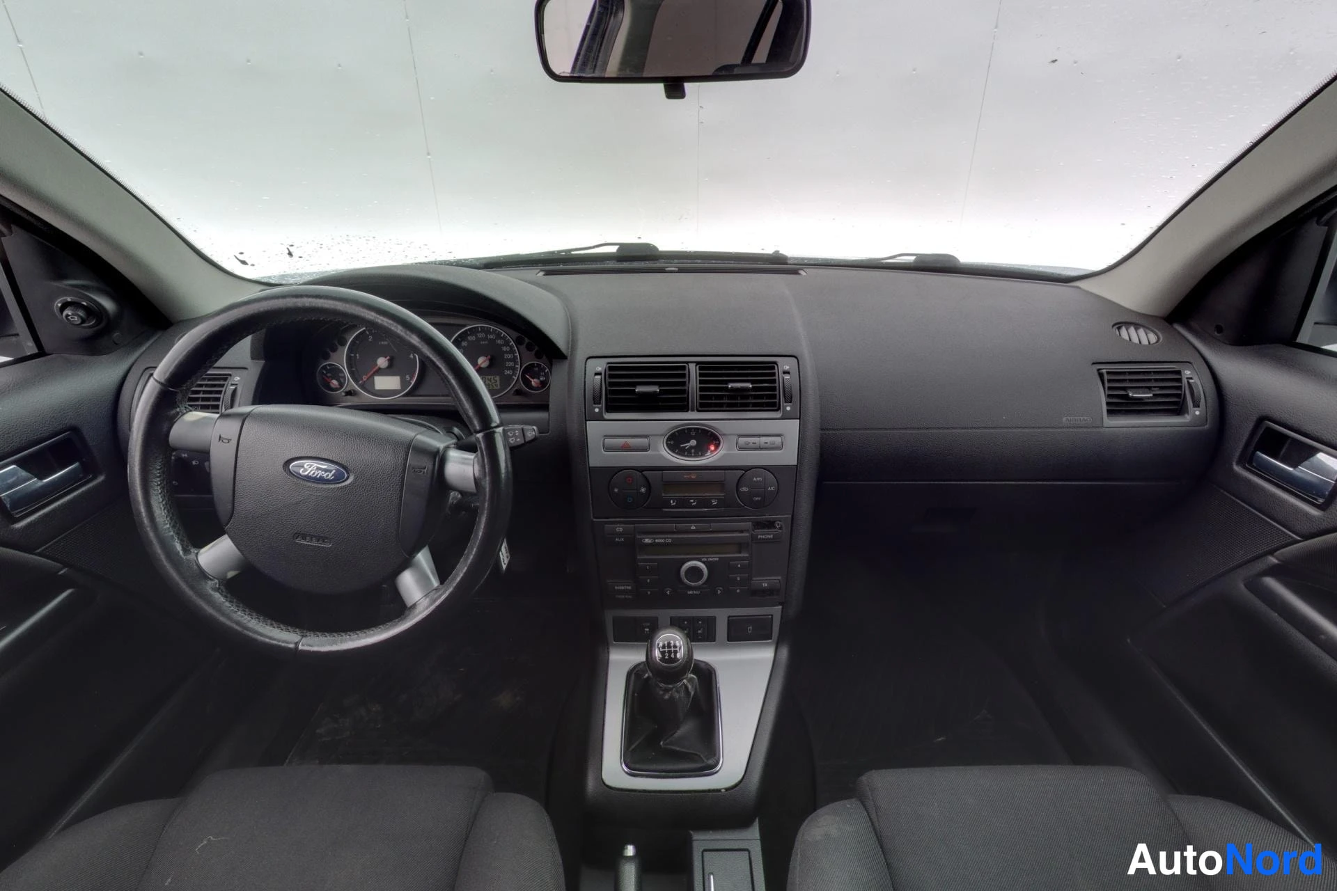 Sininen Ford Mondeo 2005, ohjaamo, kuva 7