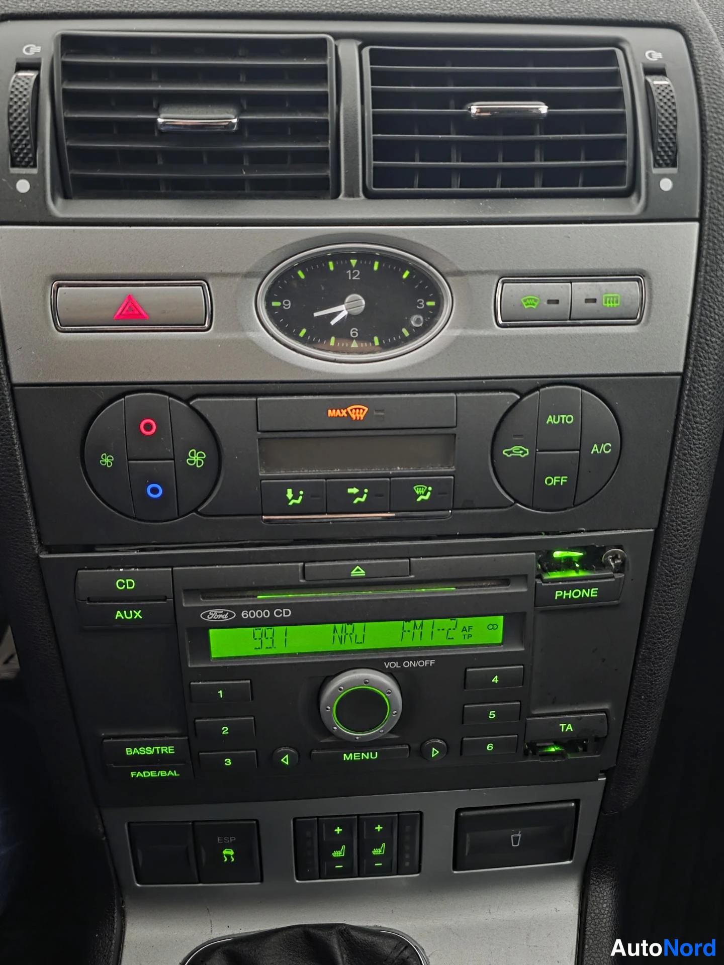 Sininen Ford Mondeo 2005, ohjaamo, kuva 8