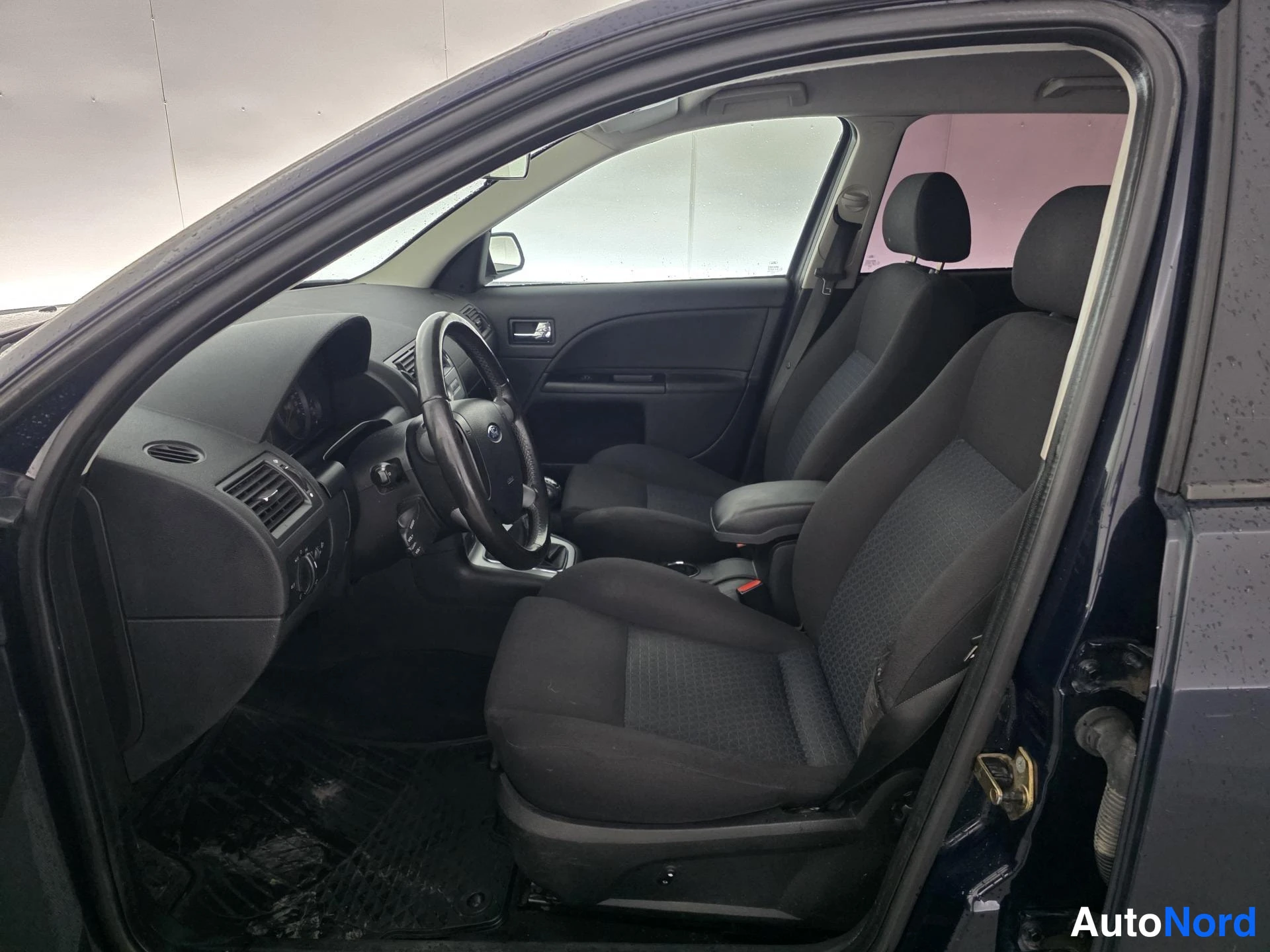 Sininen Ford Mondeo 2005, etuistuimet, kuva 9