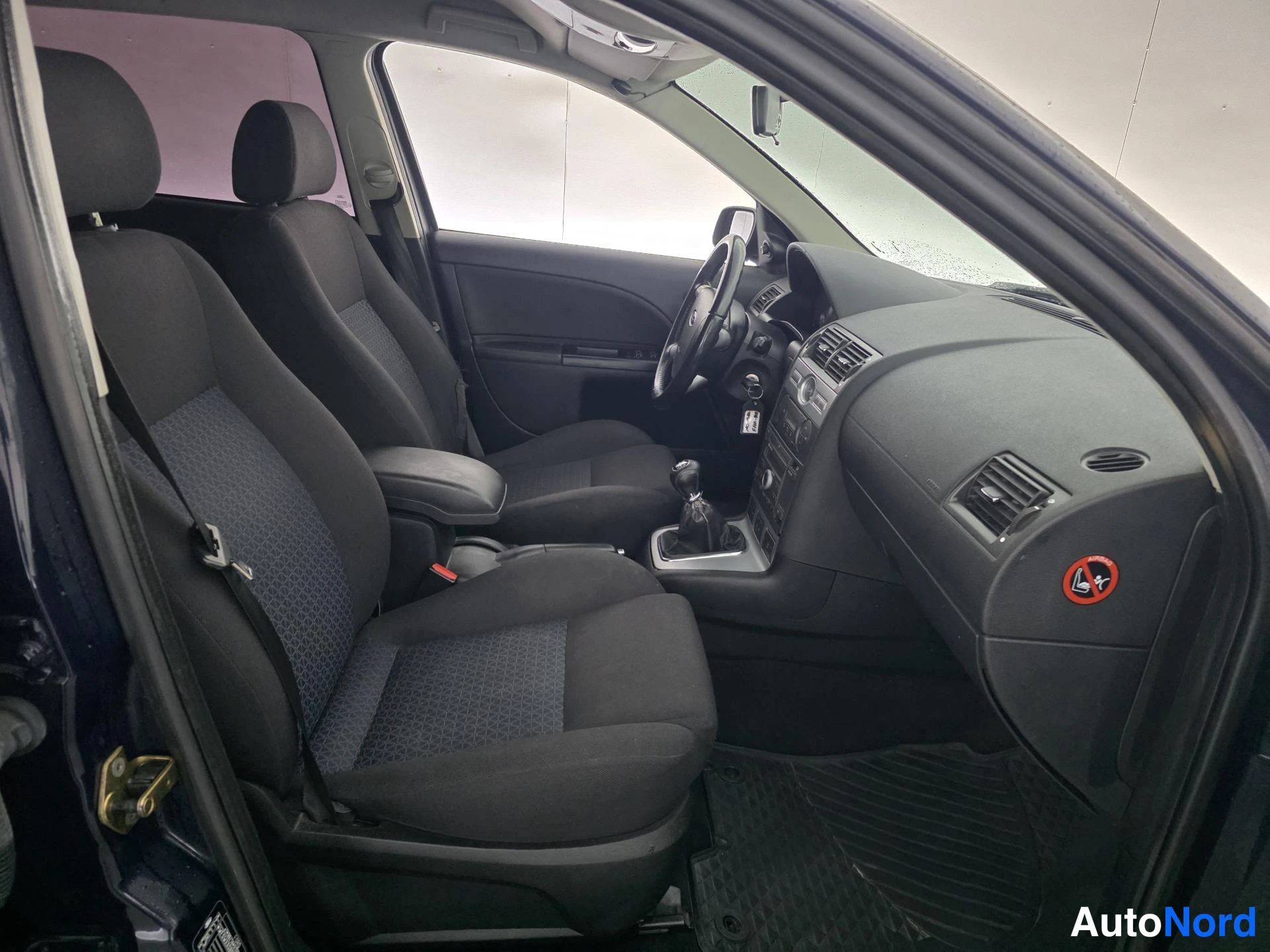 Sininen Ford Mondeo 2005, etuistuimet, kuva 10