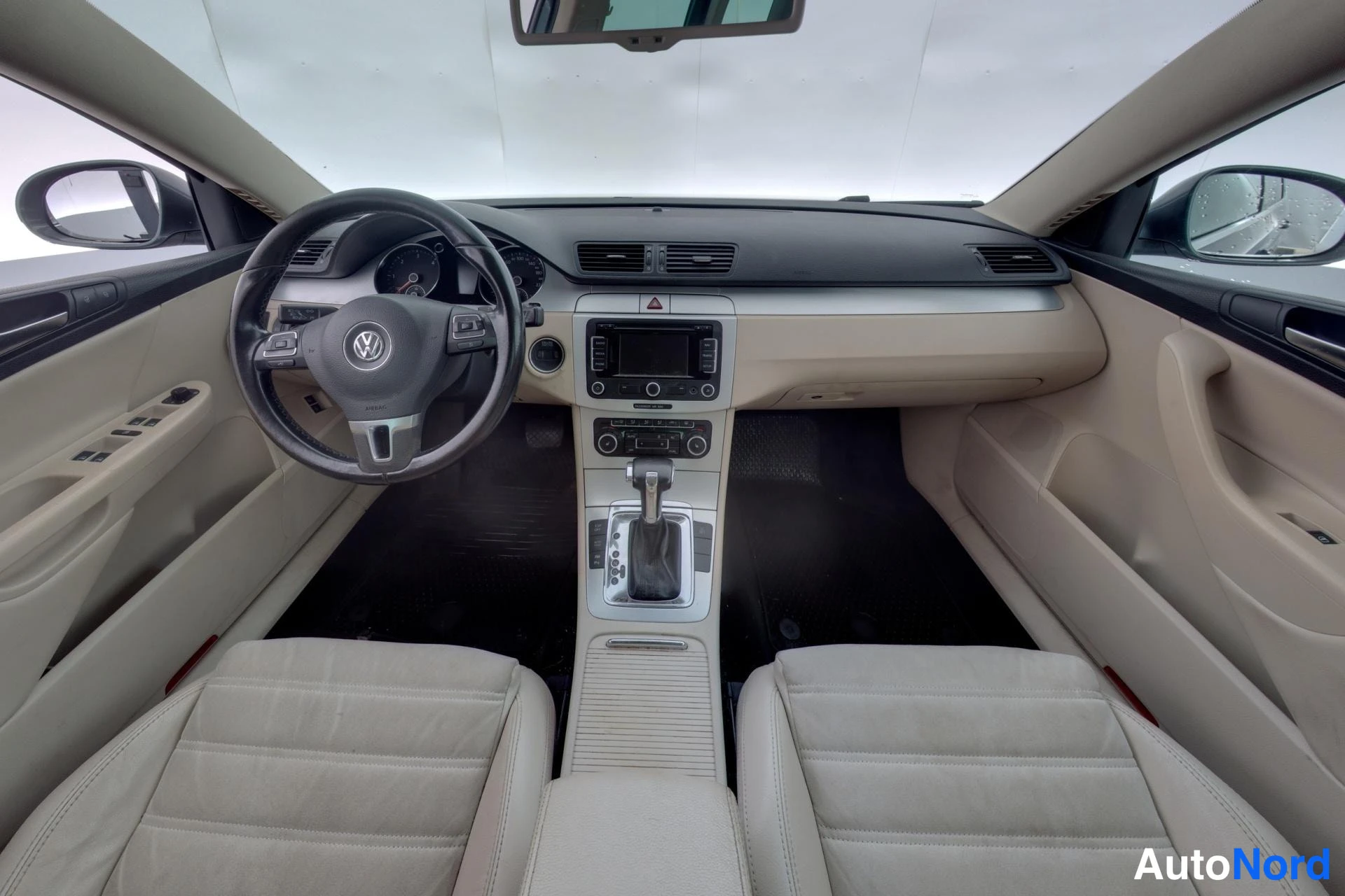 Harmaa Volkswagen Passat 2010, ohjaamo, kuva 7