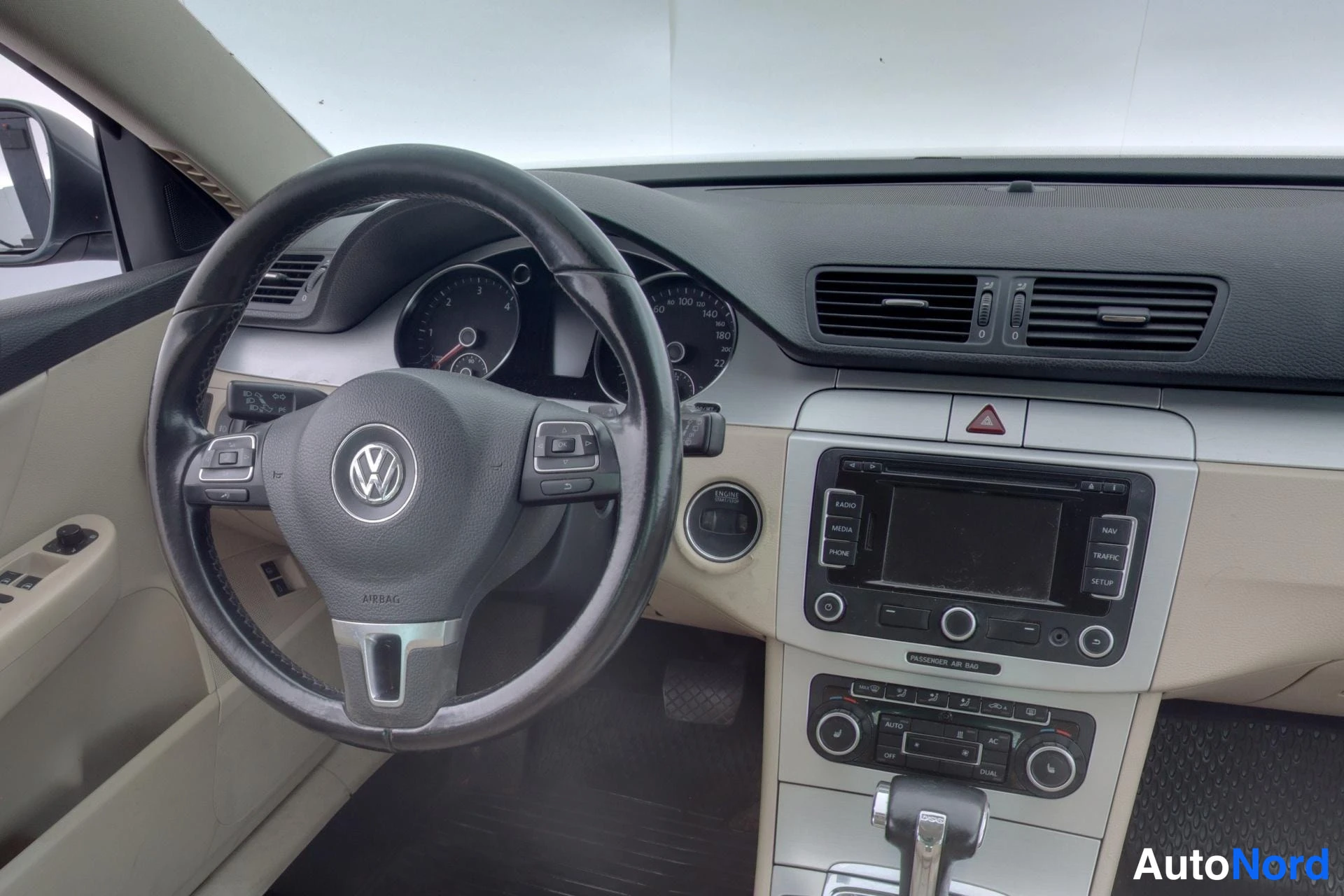 Harmaa Volkswagen Passat 2010, ohjaamo, kuva 8