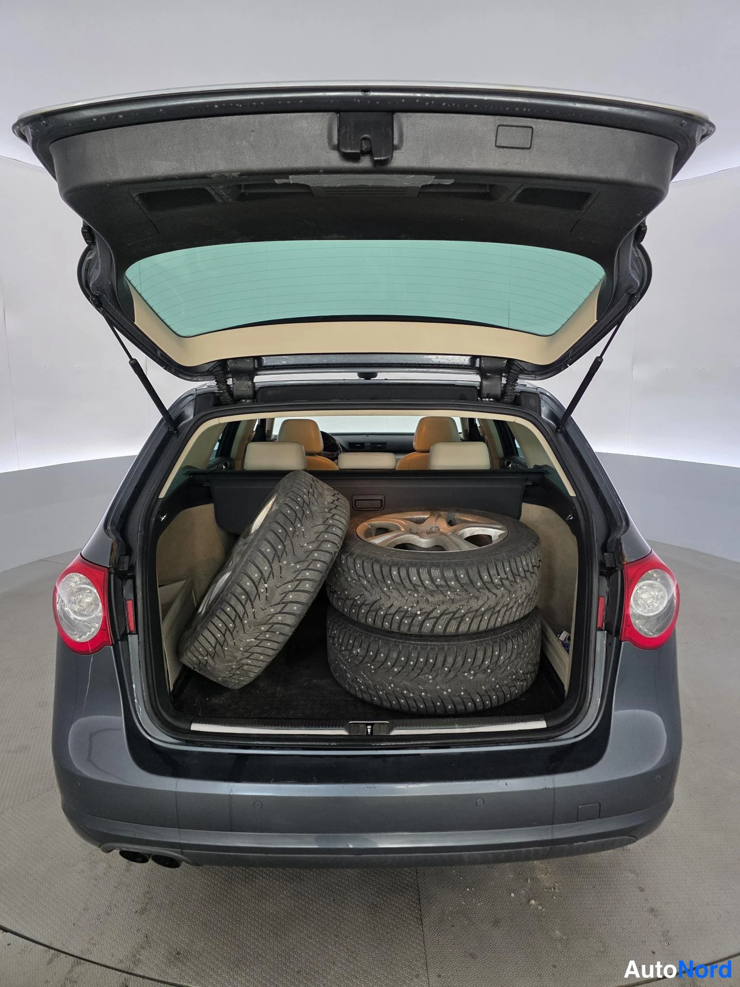 Harmaa Volkswagen Passat 2010, tavaratila, kuva 16
