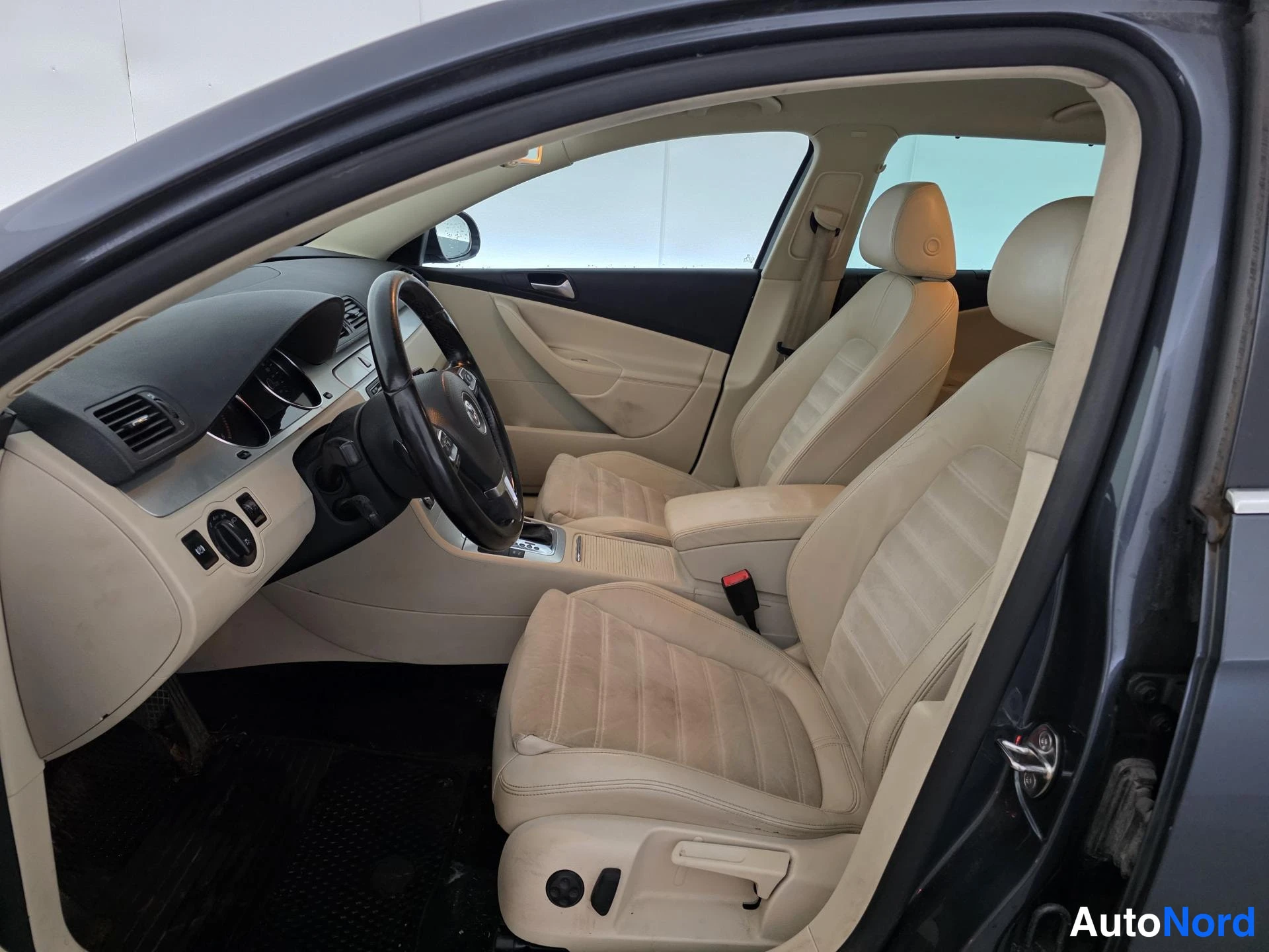 Harmaa Volkswagen Passat 2010, etuistuimet, kuva 12