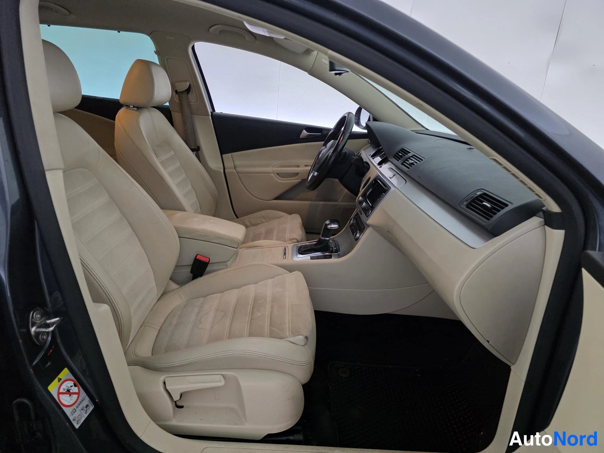 Harmaa Volkswagen Passat 2010, etuistuimet, kuva 13