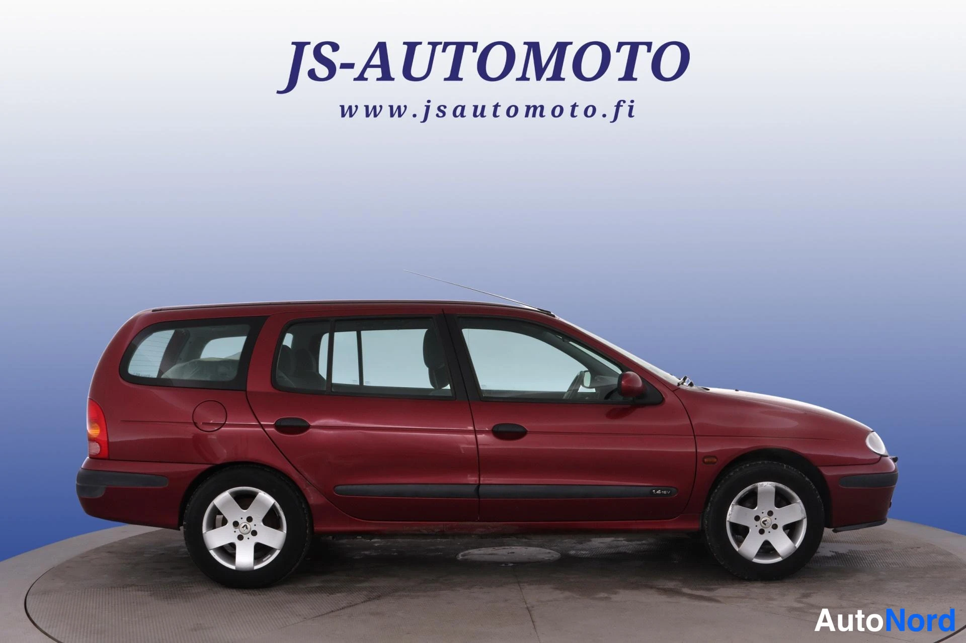 Röd Renault Megane 2003, från sidan, bild 4
