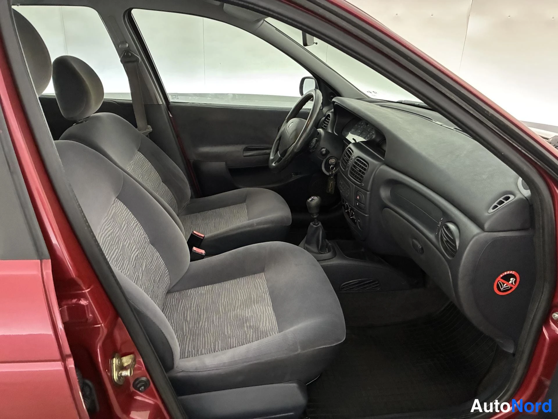 Röd Renault Megane 2003, förarplats, bild 9