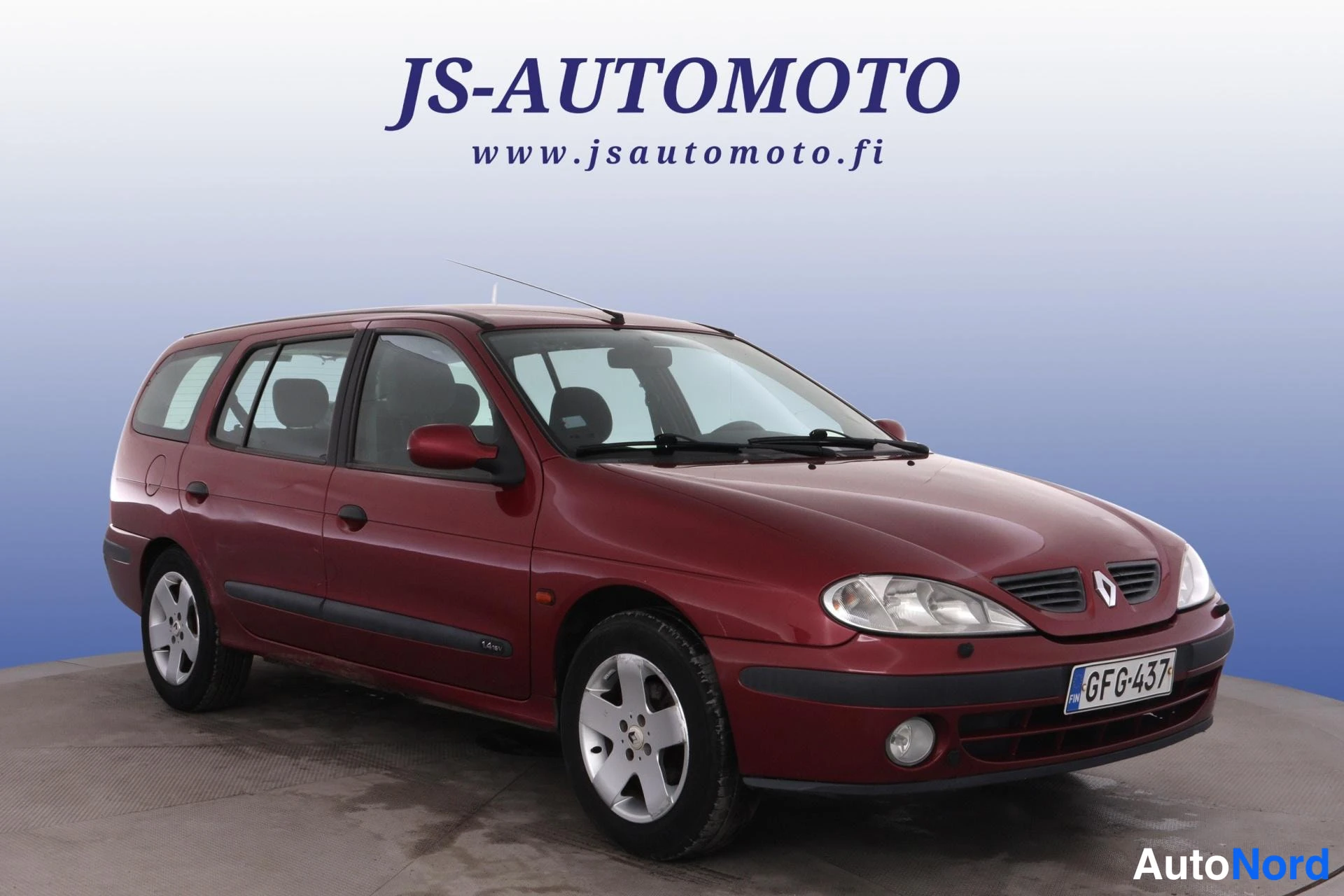Röd Renault Megane 2003, snett framifrån, fronten åt höger, bild 3