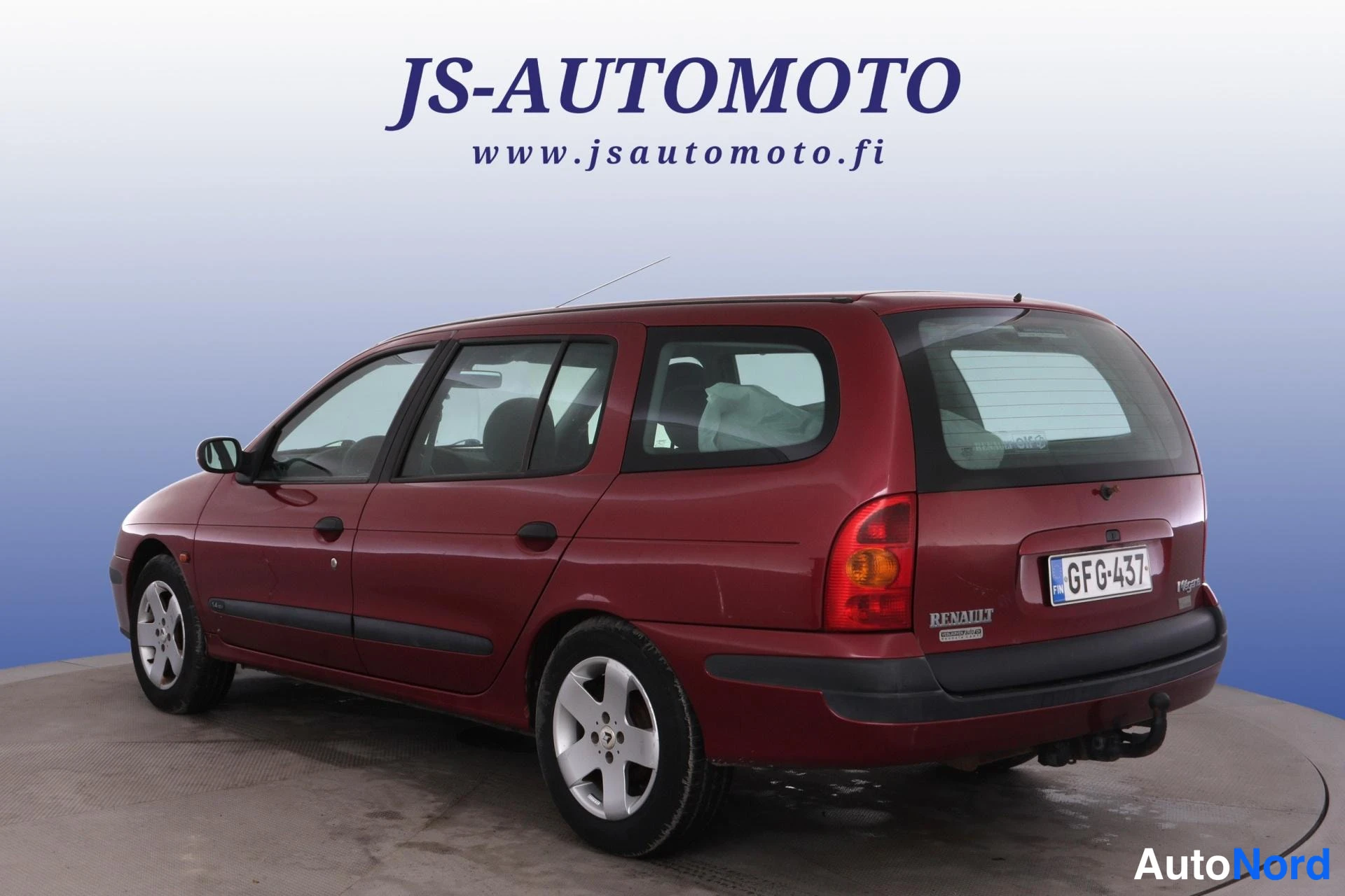 Röd Renault Megane 2003, snett bakifrån, bild 6