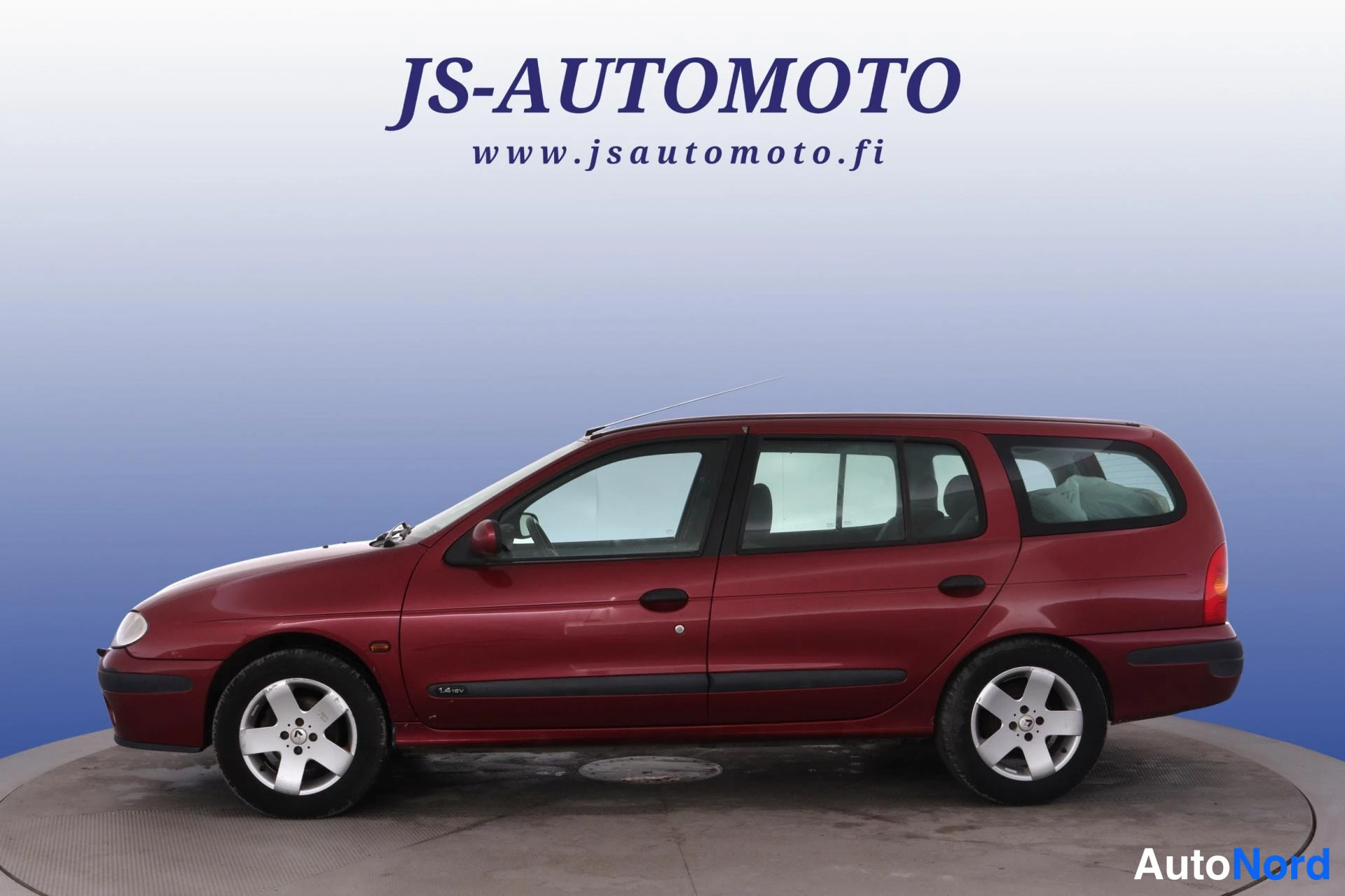 Röd Renault Megane 2003, snett framifrån, fronten åt vänster, bild 2