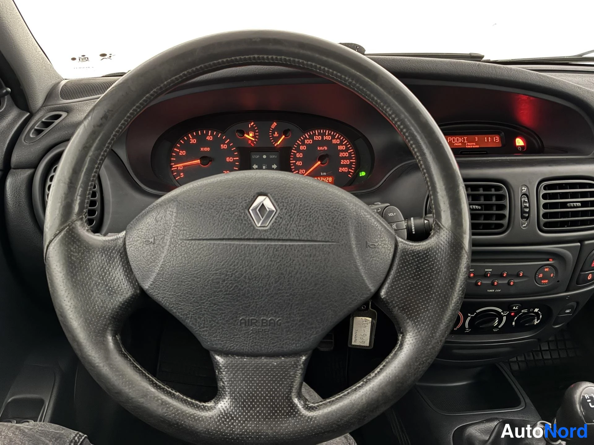 Röd Renault Megane 2003, förarplats, bild 7