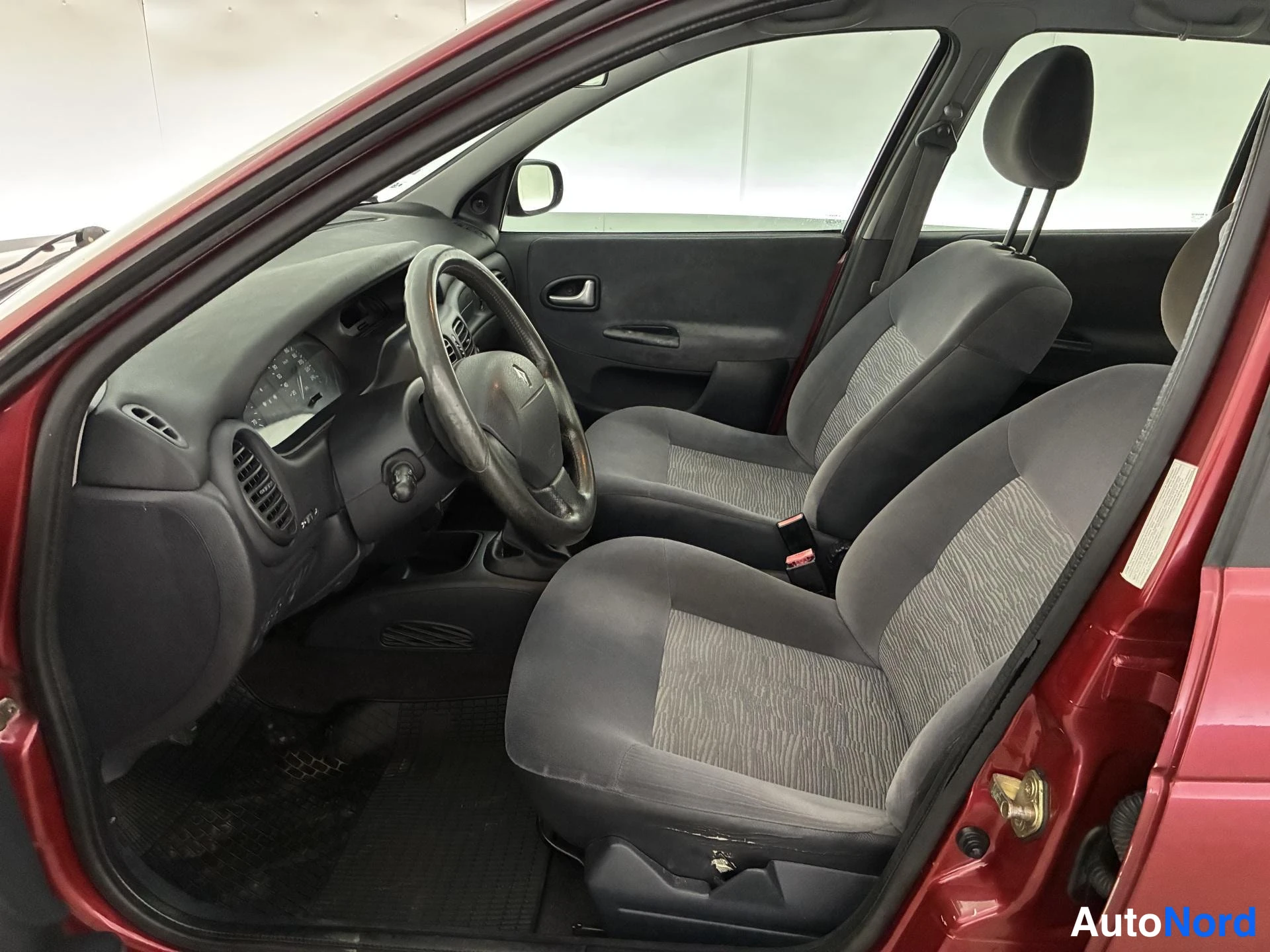 Röd Renault Megane 2003, förarplats, bild 8