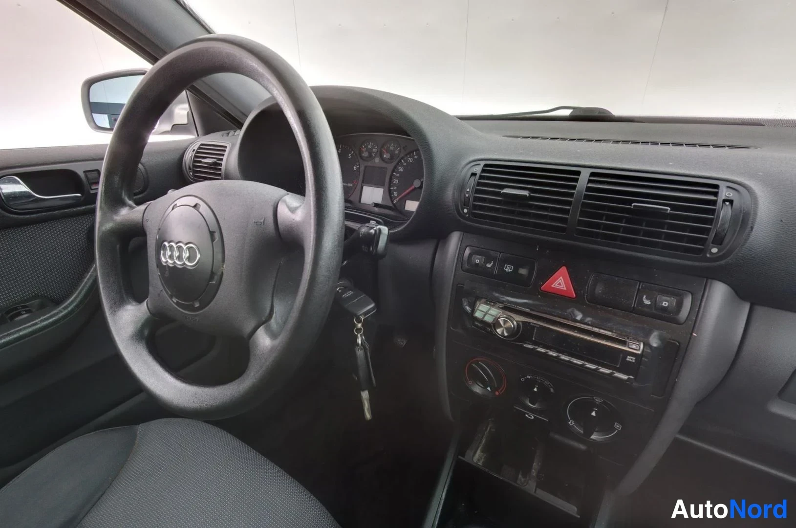 Harmaa Audi A3 2000, ohjaamo, kuva 7
