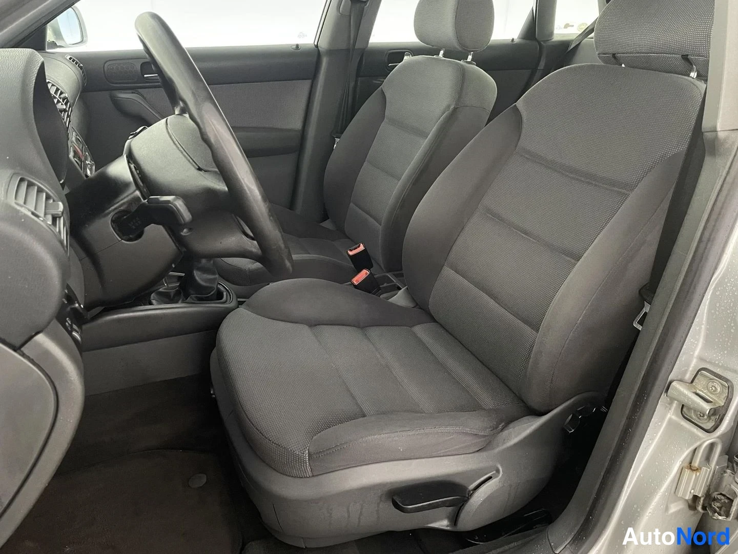 Harmaa Audi A3 2000, etuistuimet, kuva 9