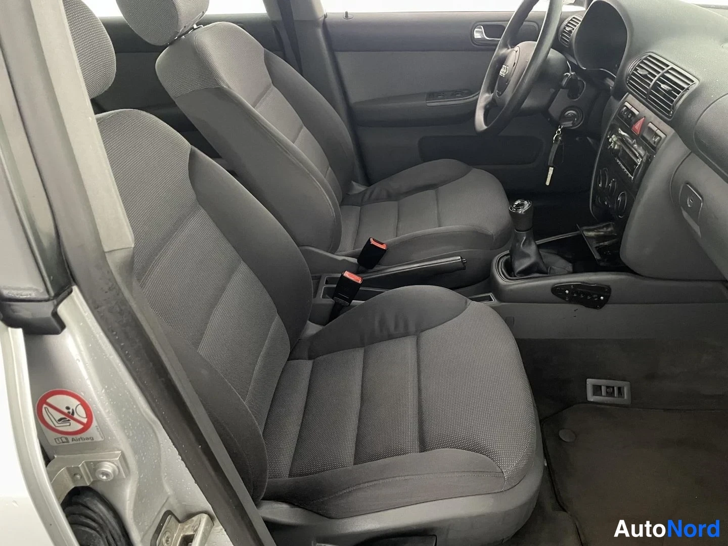 Harmaa Audi A3 2000, etuistuimet, kuva 10