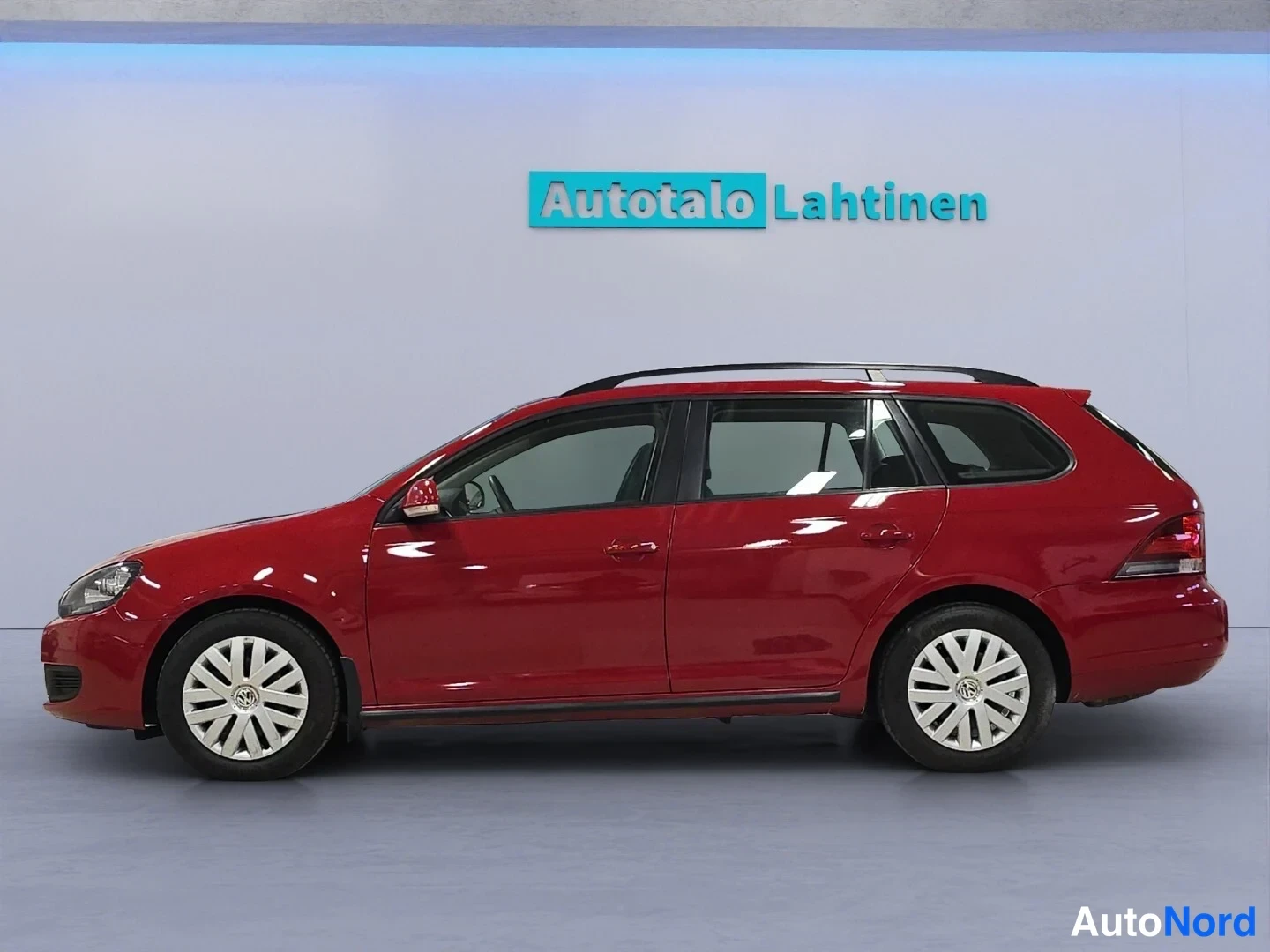 Punainen Volkswagen Golf Variant 2011, etuviisto, keula vasemmalle, kuva 2