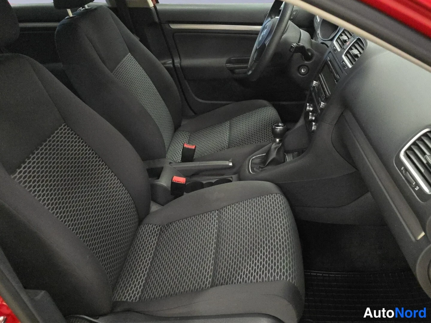 Punainen Volkswagen Golf Variant 2011, etuistuimet, kuva 12