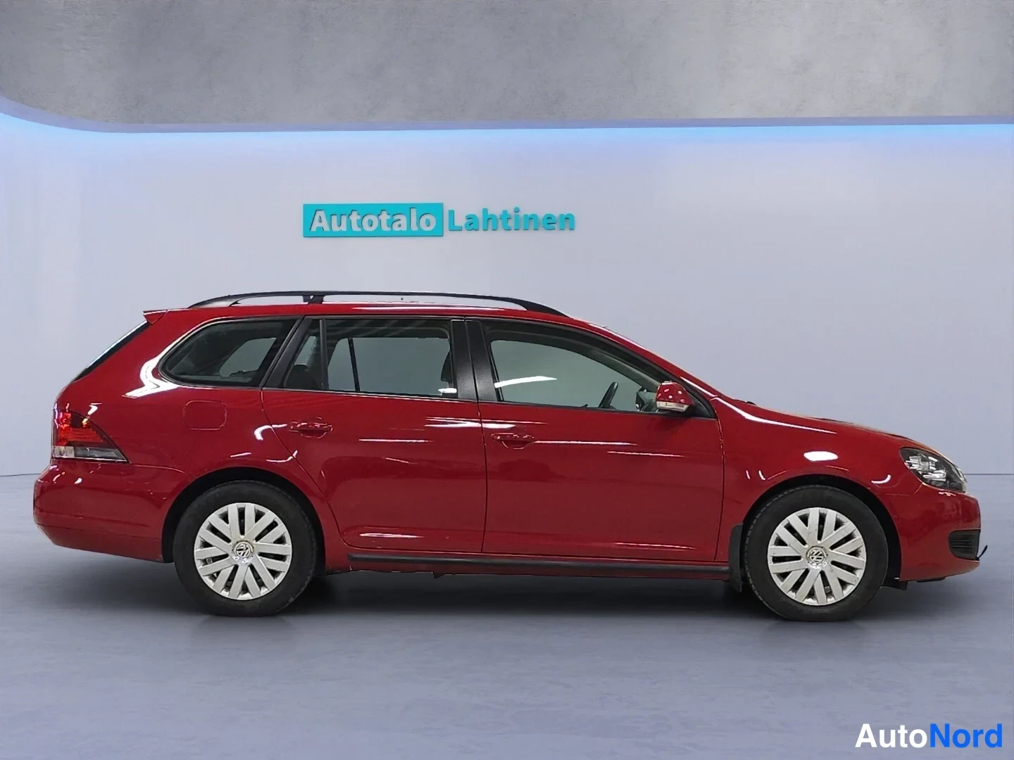 Punainen Volkswagen Golf Variant 2011, etuviisto, keula oikealle, kuva 3