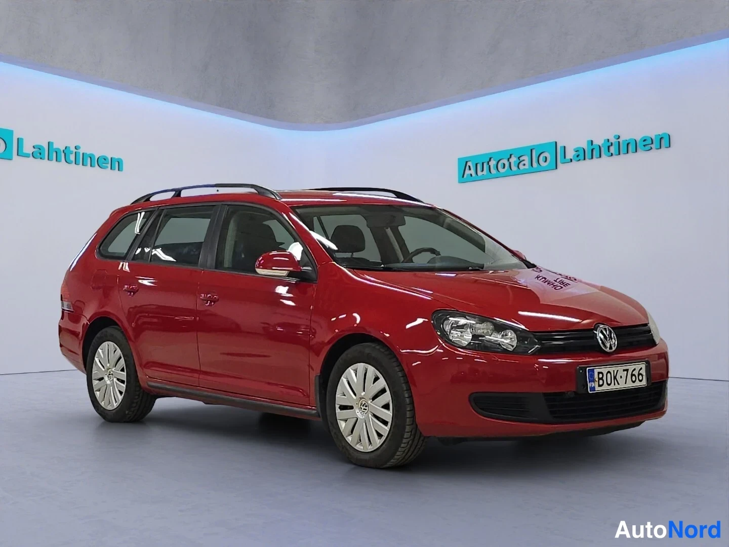 Punainen Volkswagen Golf Variant 2011, etuviisto, keula oikealle, kuva 4