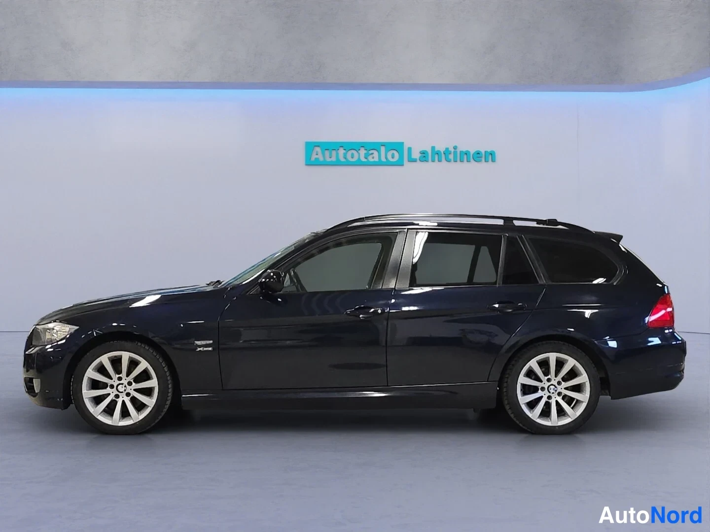 Sininen BMW 320d xDrive 2009, sivulta, kuva 4