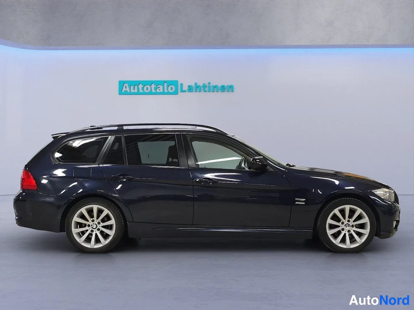 Sininen BMW 320d xDrive 2009, sivulta, kuva 5