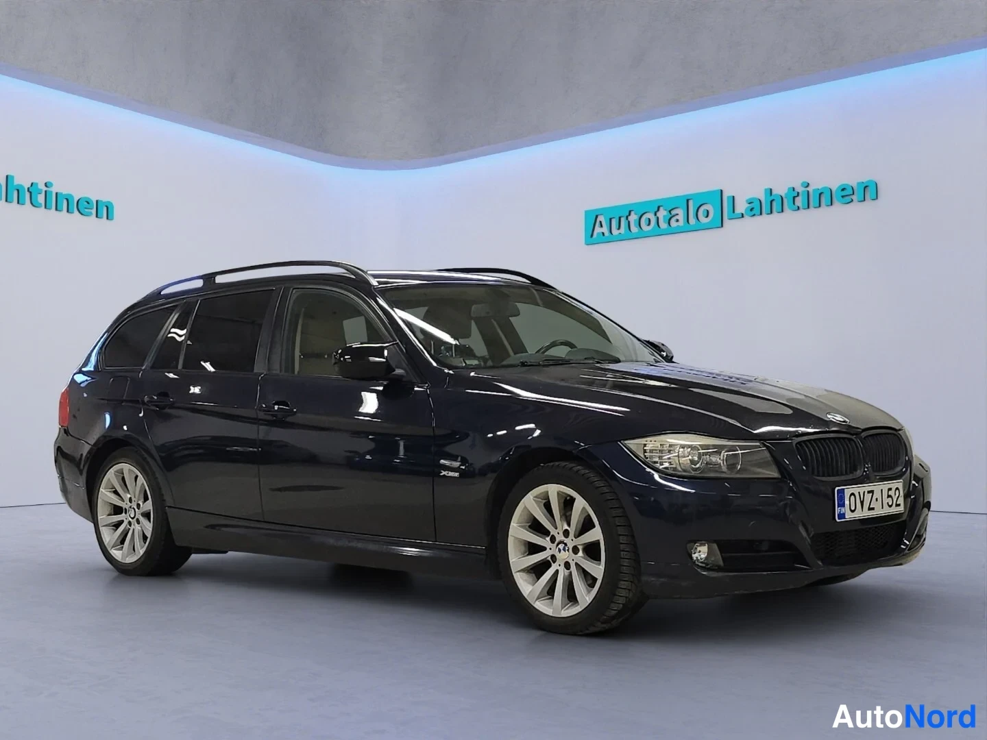 Sininen BMW 320d xDrive 2009, etuviisto, keula oikealle, kuva 2