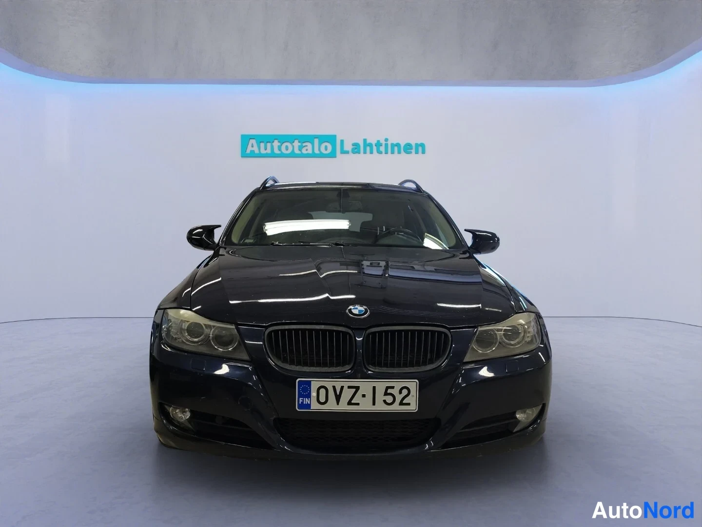Sininen BMW 320d xDrive 2009, edestä, kuva 3