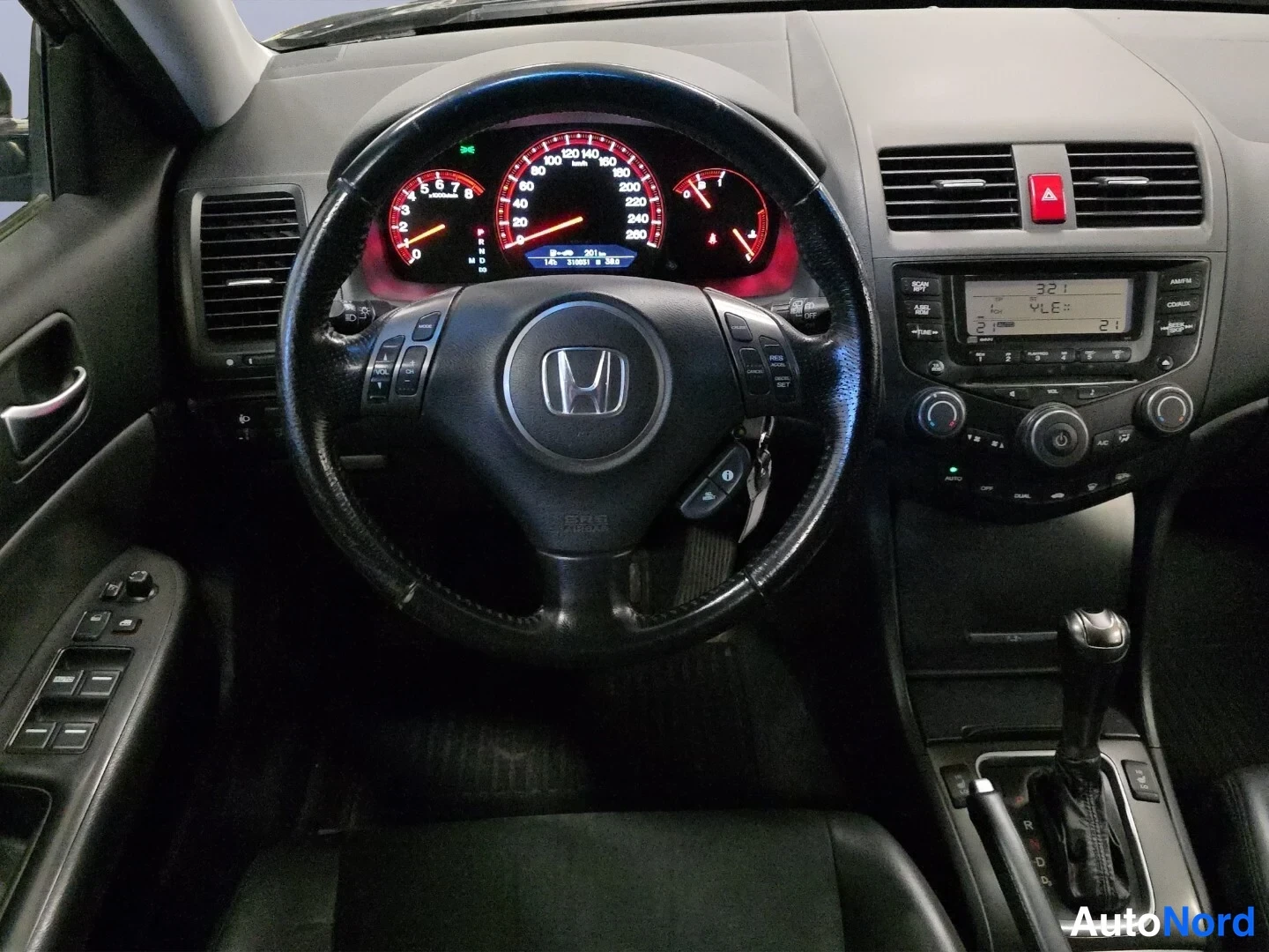 Musta Honda Accord Tourer 2006, ohjaamo, kuva 10