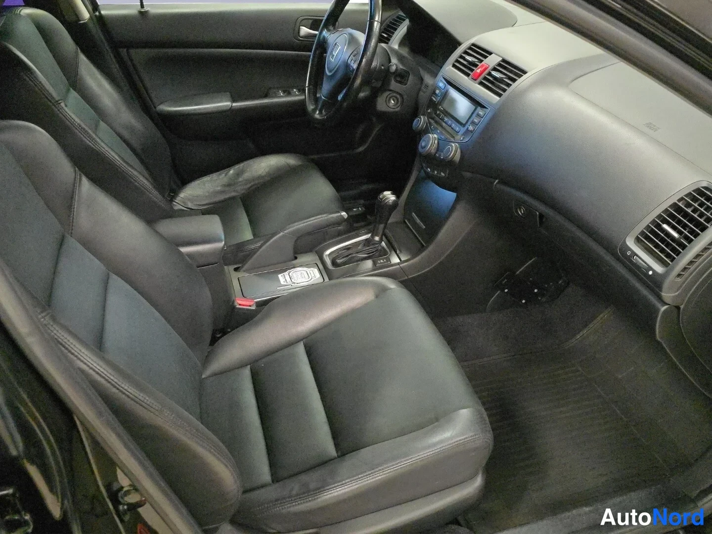 Musta Honda Accord Tourer 2006, ohjaamo, kuva 11