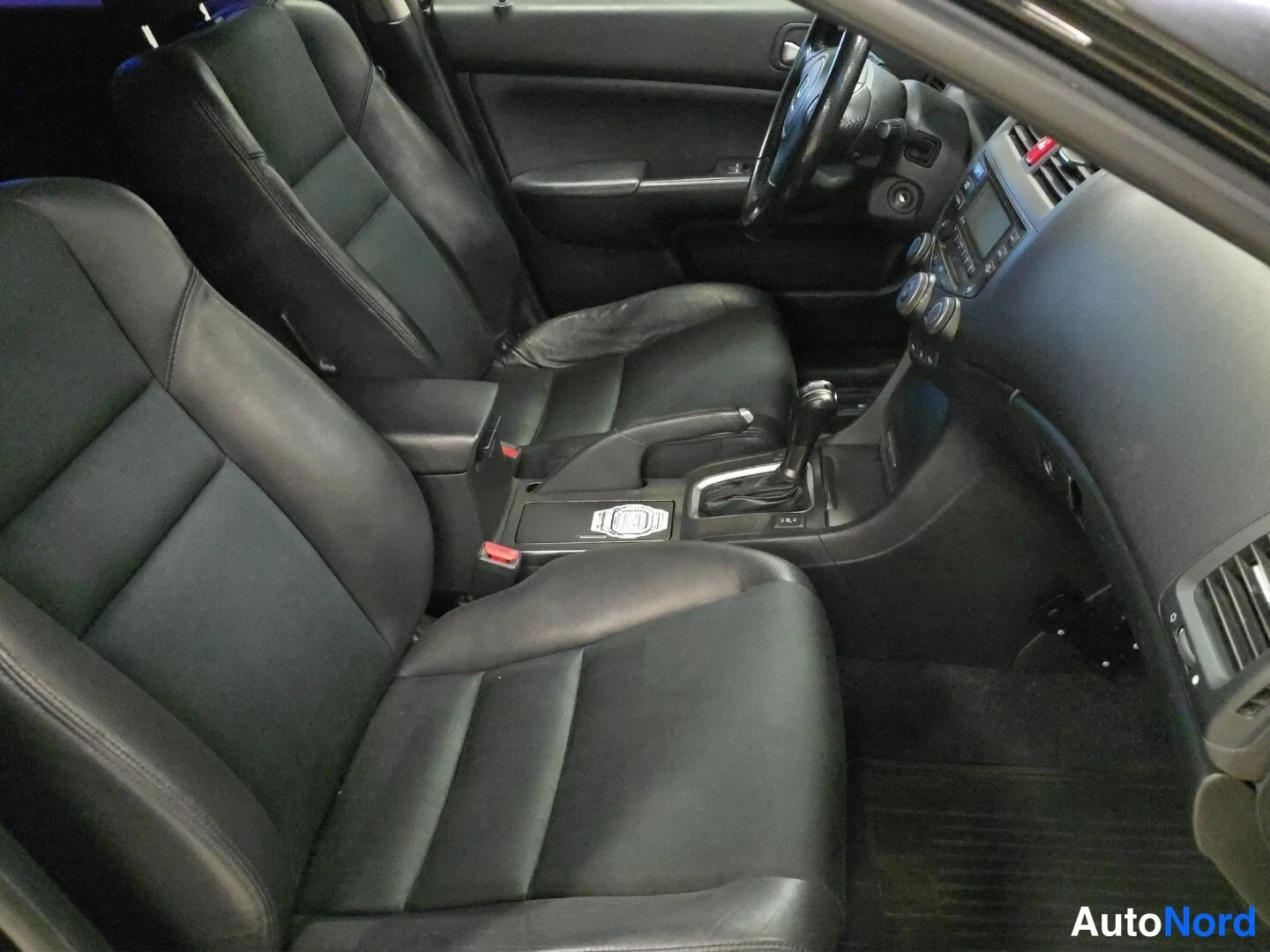 Musta Honda Accord Tourer 2006, etuistuimet, kuva 12