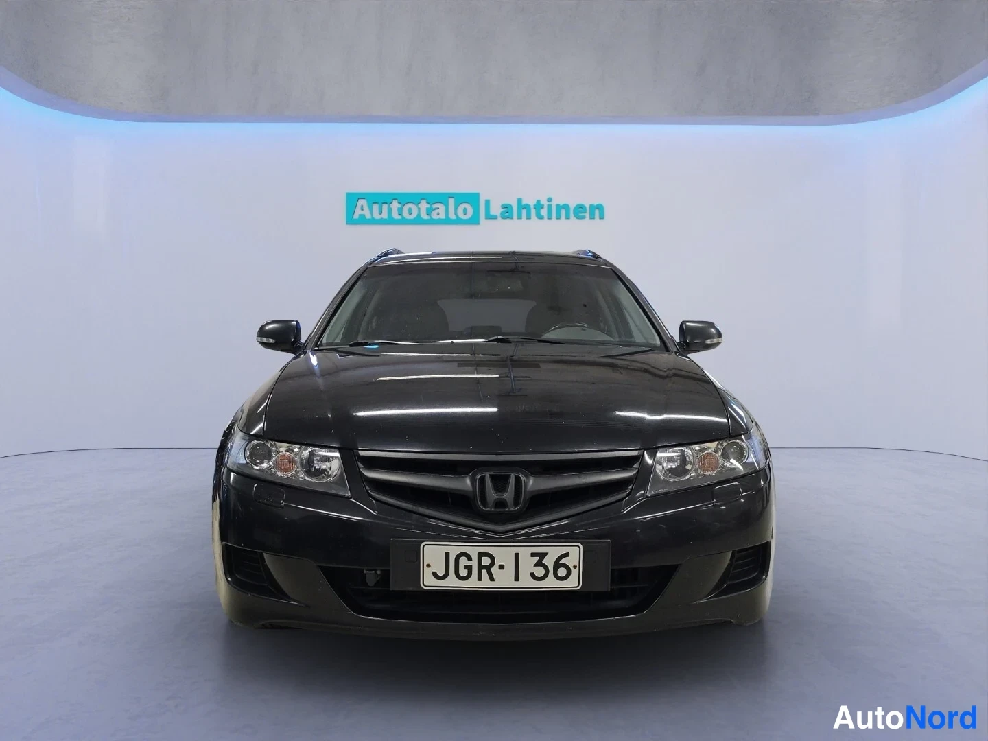 Musta Honda Accord Tourer 2006, edestä, kuva 3