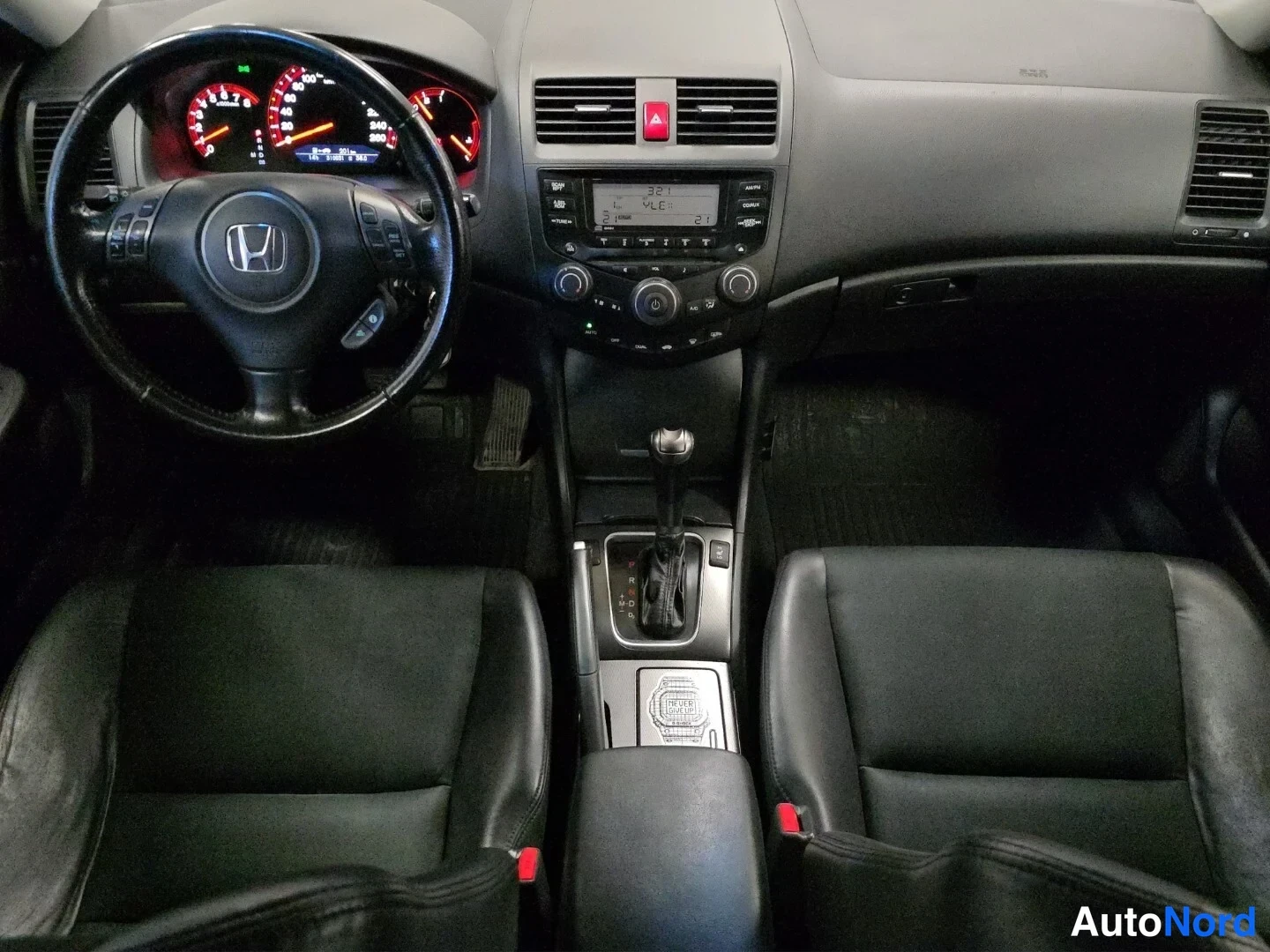 Musta Honda Accord Tourer 2006, ohjaamo, kuva 9