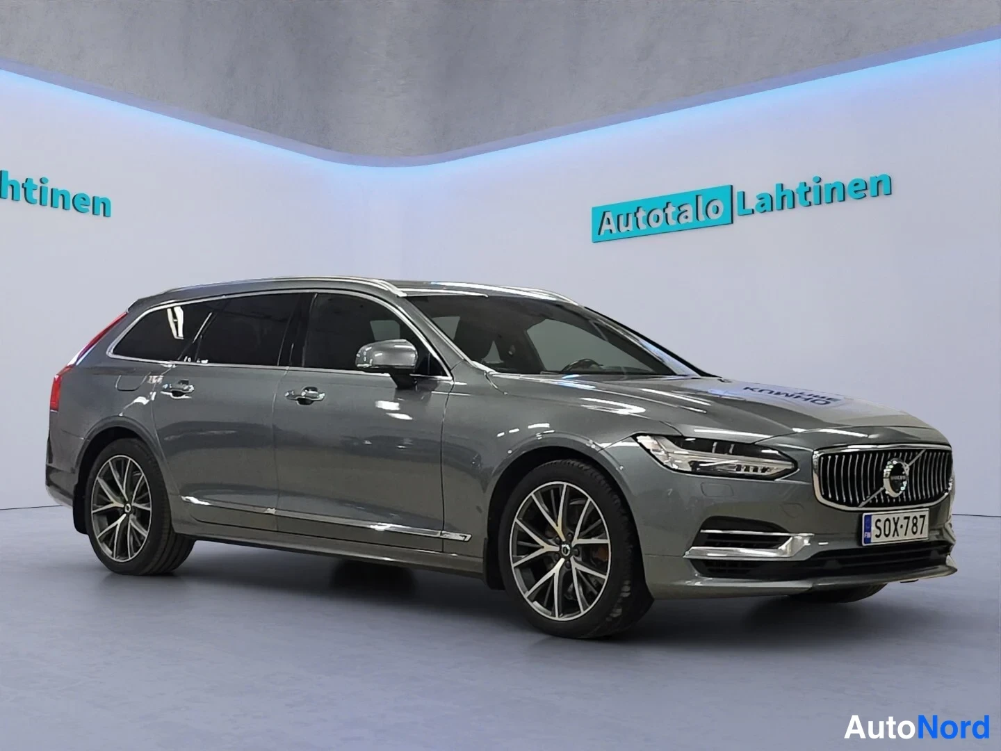 Grey Volvo V90 2020, front three-quarter, nose to the right, photo 2