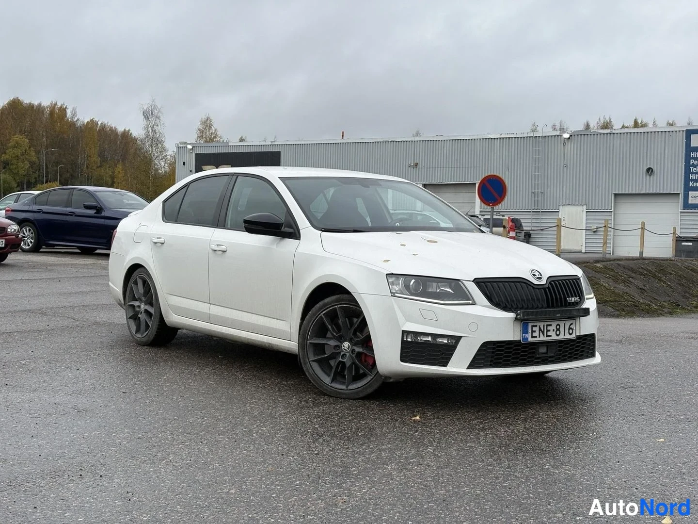 Vit Skoda Octavia 2014, snett framifrån, fronten åt höger, bild 2