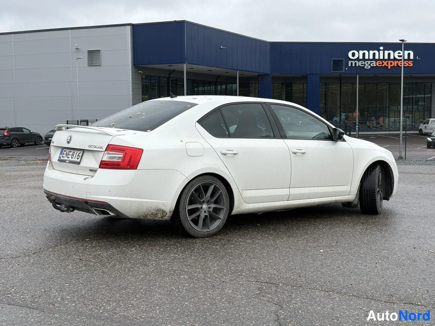 Vit Skoda Octavia 2014, snett bakifrån, bild 3