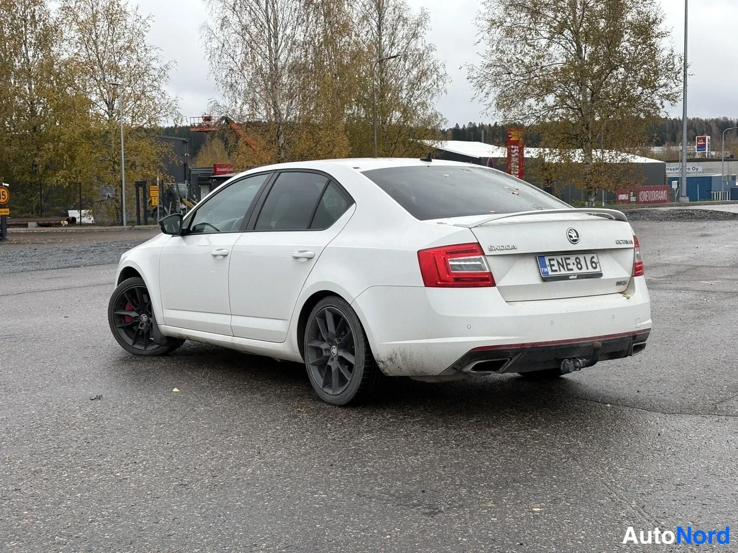 Vit Skoda Octavia 2014, snett bakifrån, bild 4