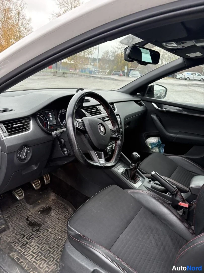Vit Skoda Octavia 2014, förarplats, bild 5