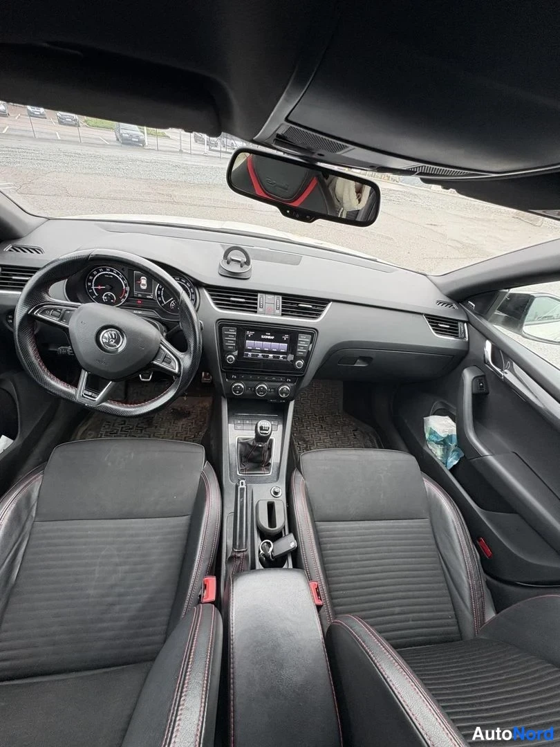 Vit Skoda Octavia 2014, förarplats, bild 6