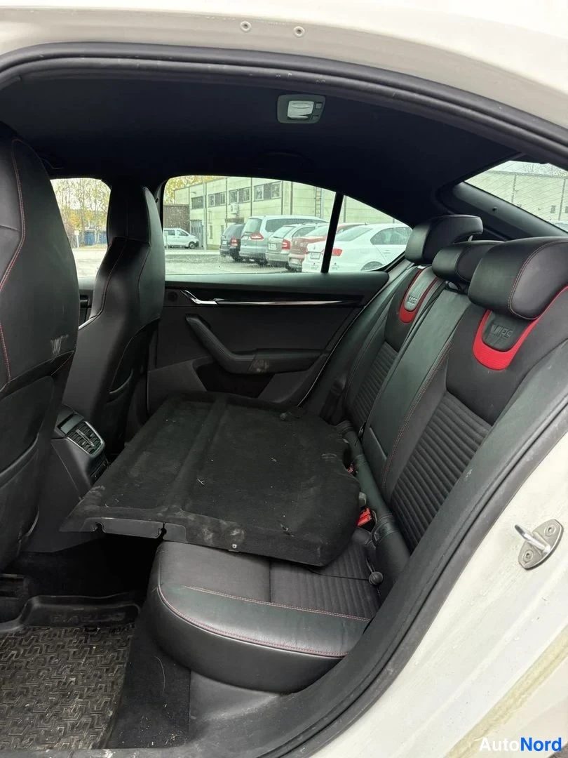 Vit Skoda Octavia 2014, baksäten, bild 8