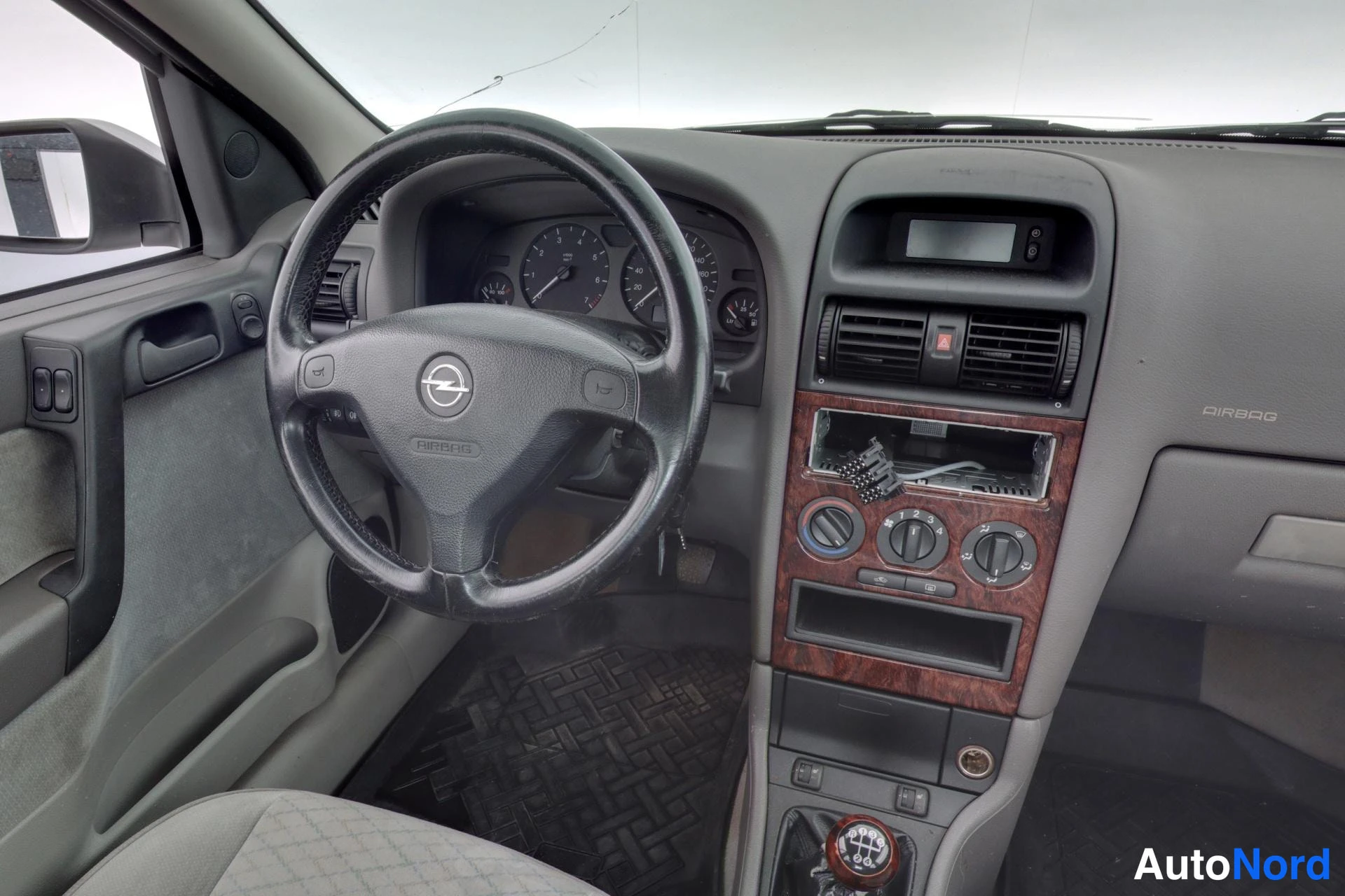 Grå Opel Astra 1998, förarplats, bild 9