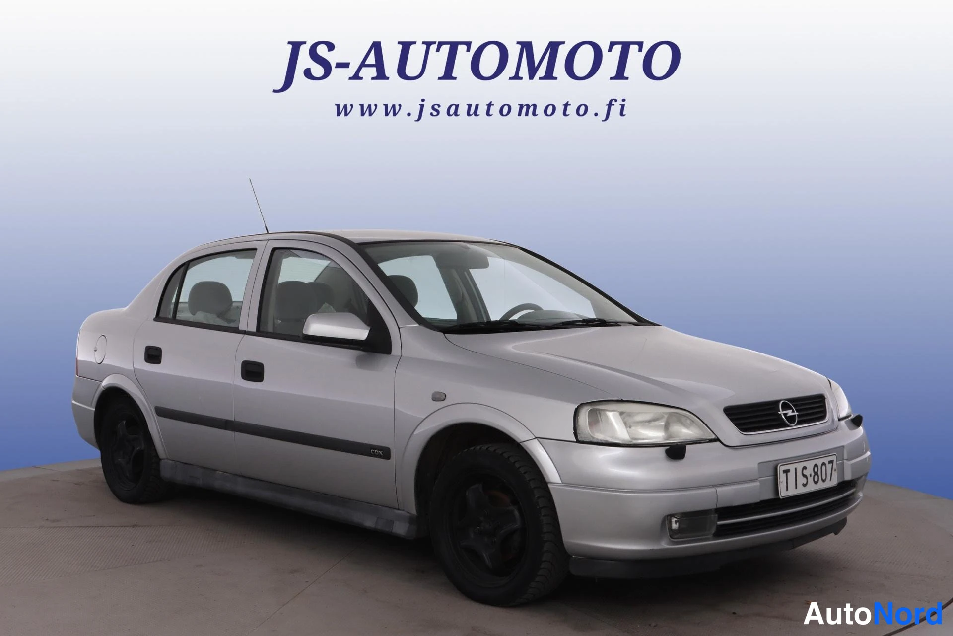 Grå Opel Astra 1998, snett framifrån, fronten åt höger, bild 2