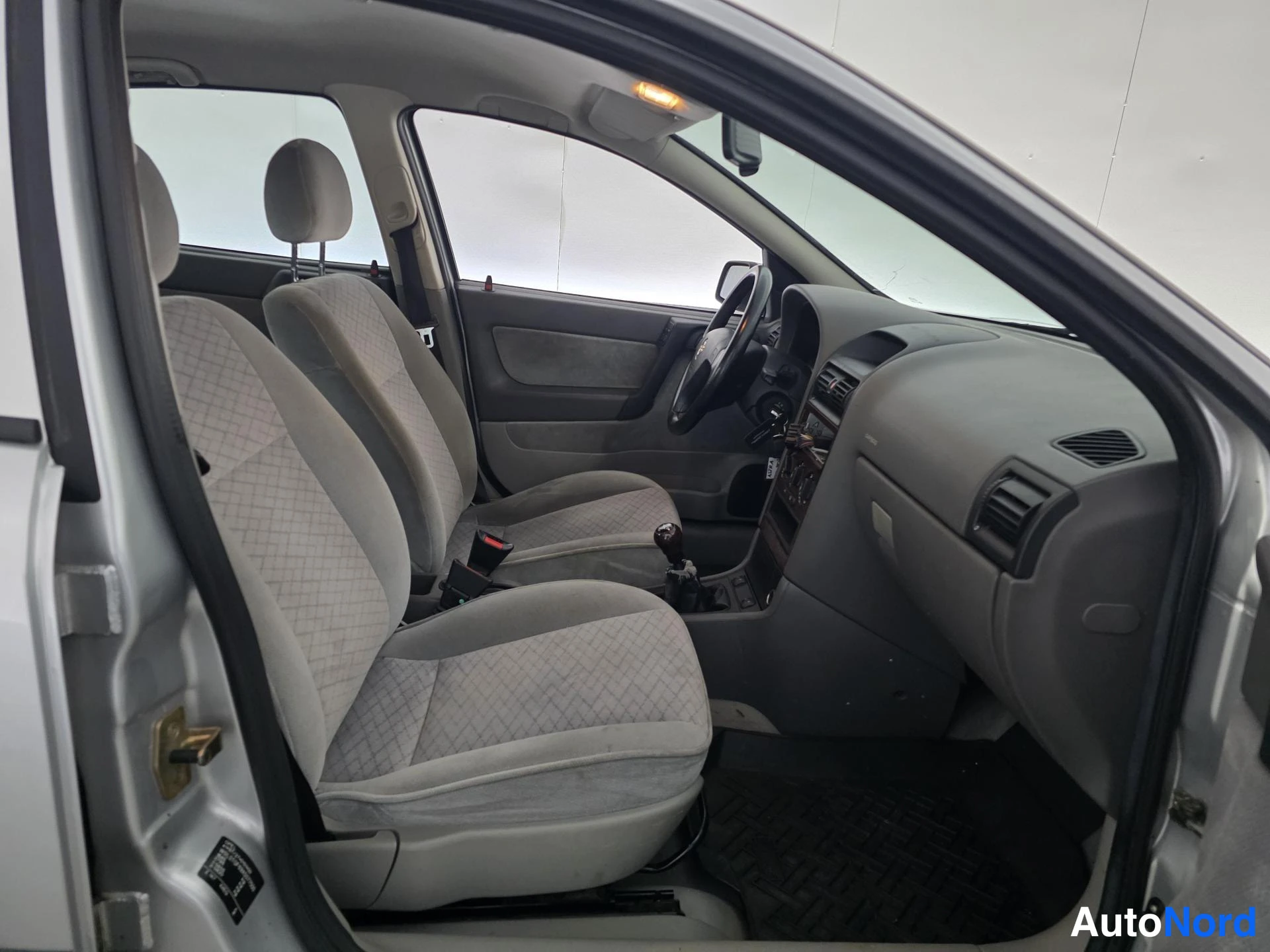 Grå Opel Astra 1998, framsäten, bild 12
