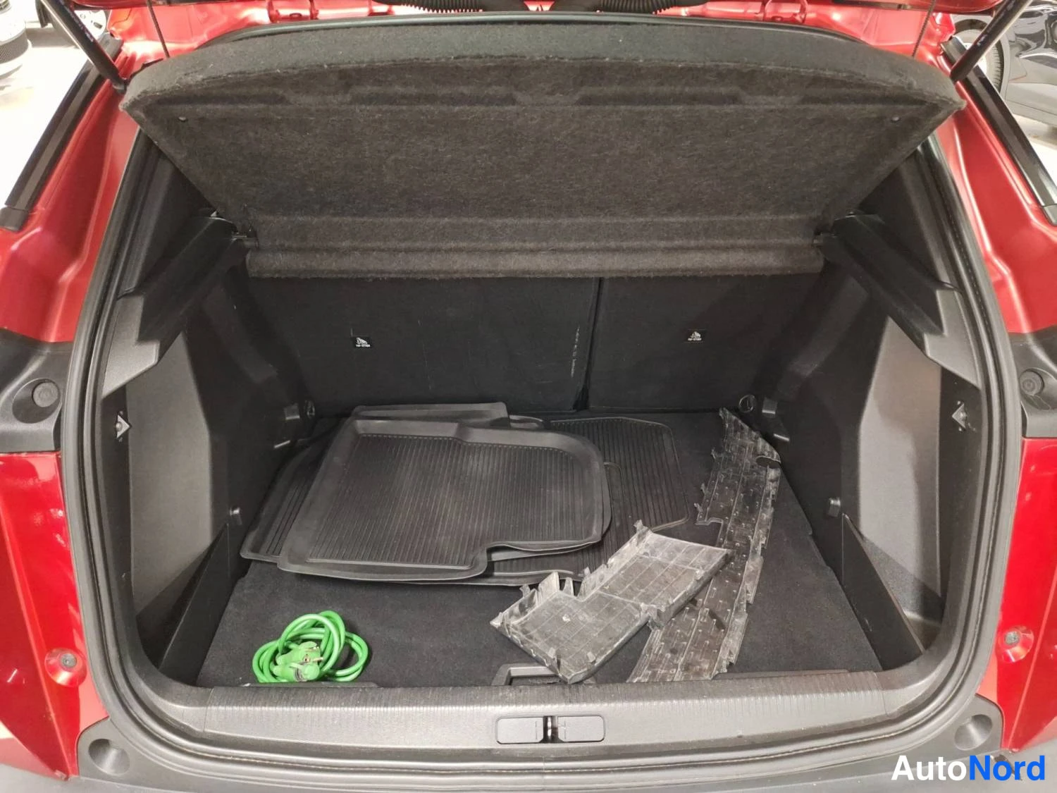 Punainen Peugeot 2008 2021, tavaratila, kuva 16