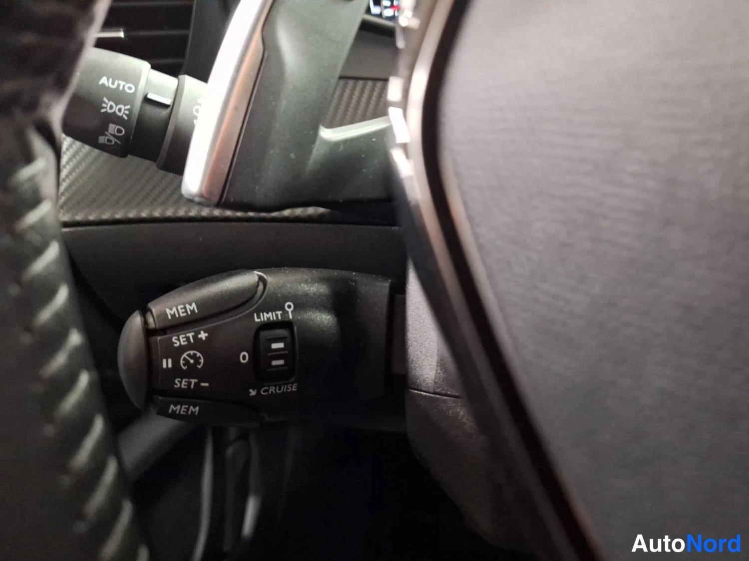 Punainen Peugeot 2008 2021, yksityiskohta, kuva 27