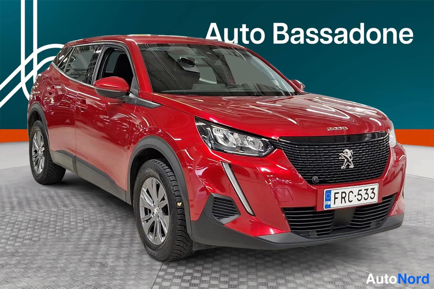 Punainen Peugeot 2008 2021, etuviisto, keula oikealle, kuva 2