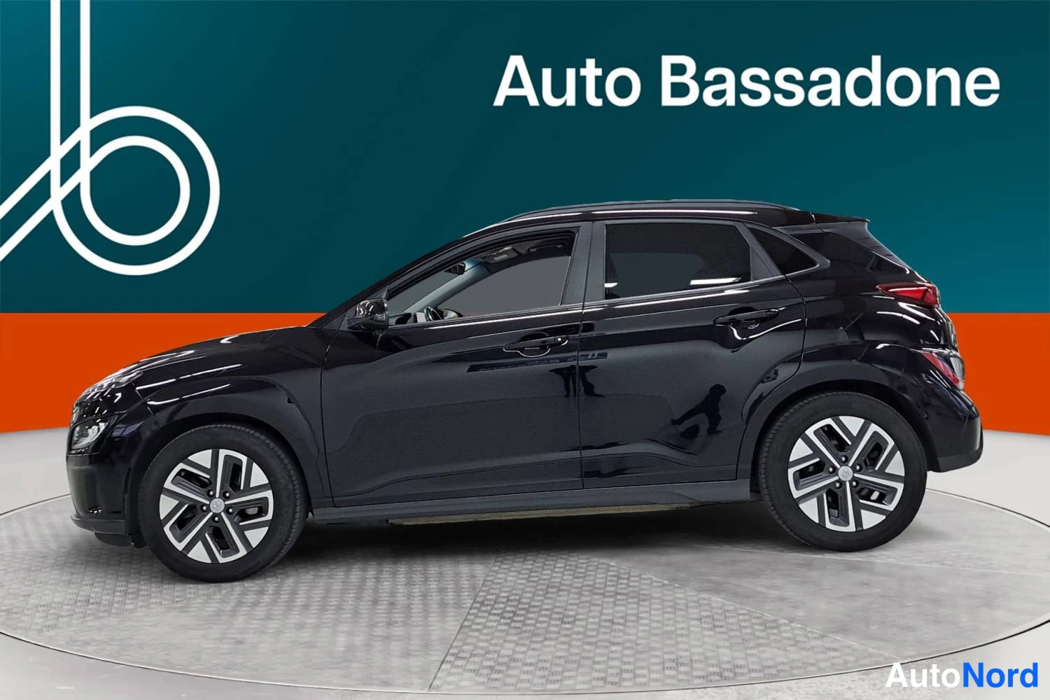 Musta Hyundai Kona electric 2021, sivulta, kuva 4