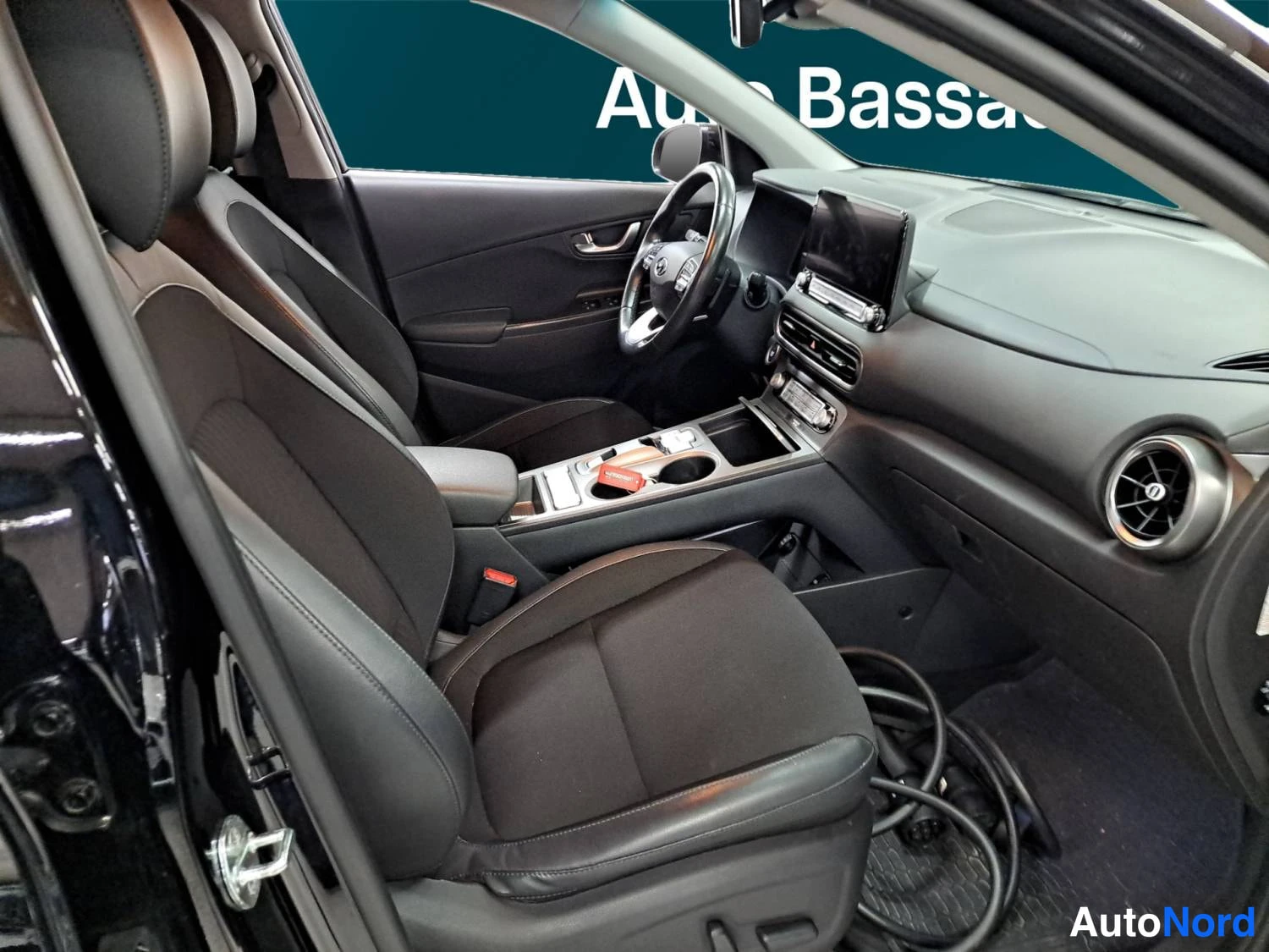 Musta Hyundai Kona electric 2021, ohjaamo, kuva 12