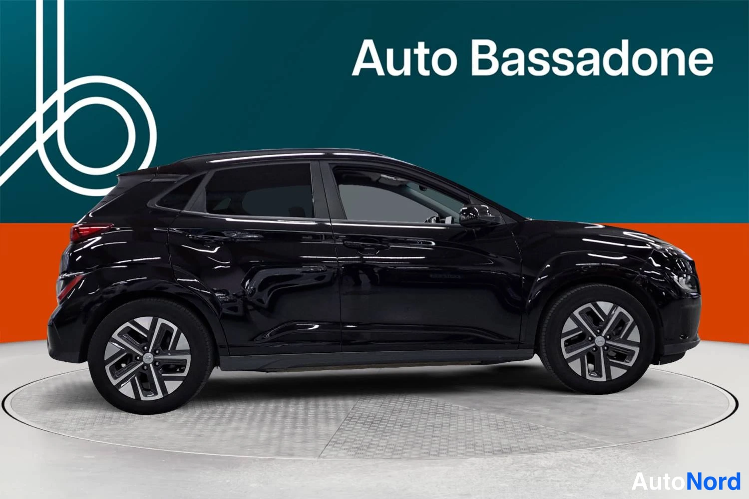 Musta Hyundai Kona electric 2021, sivulta, kuva 5