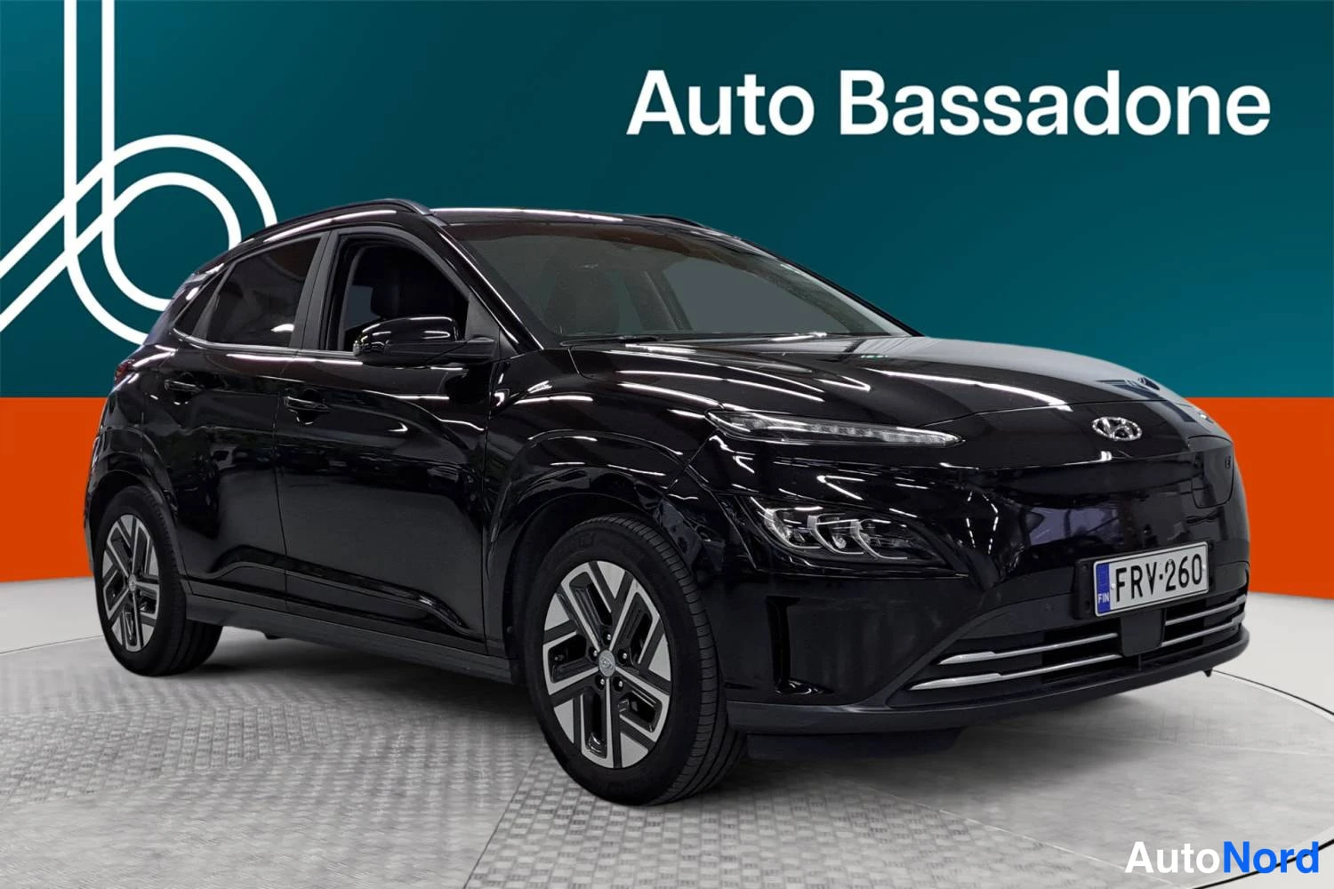 Musta Hyundai Kona electric 2021, etuviisto, keula oikealle, kuva 2