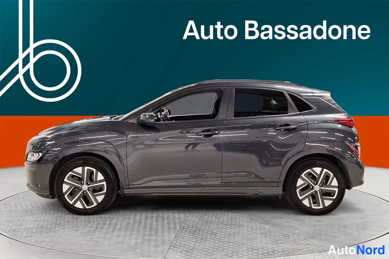 Harmaa Hyundai Kona Electric 2023, etuviisto, keula vasemmalle, kuva 2